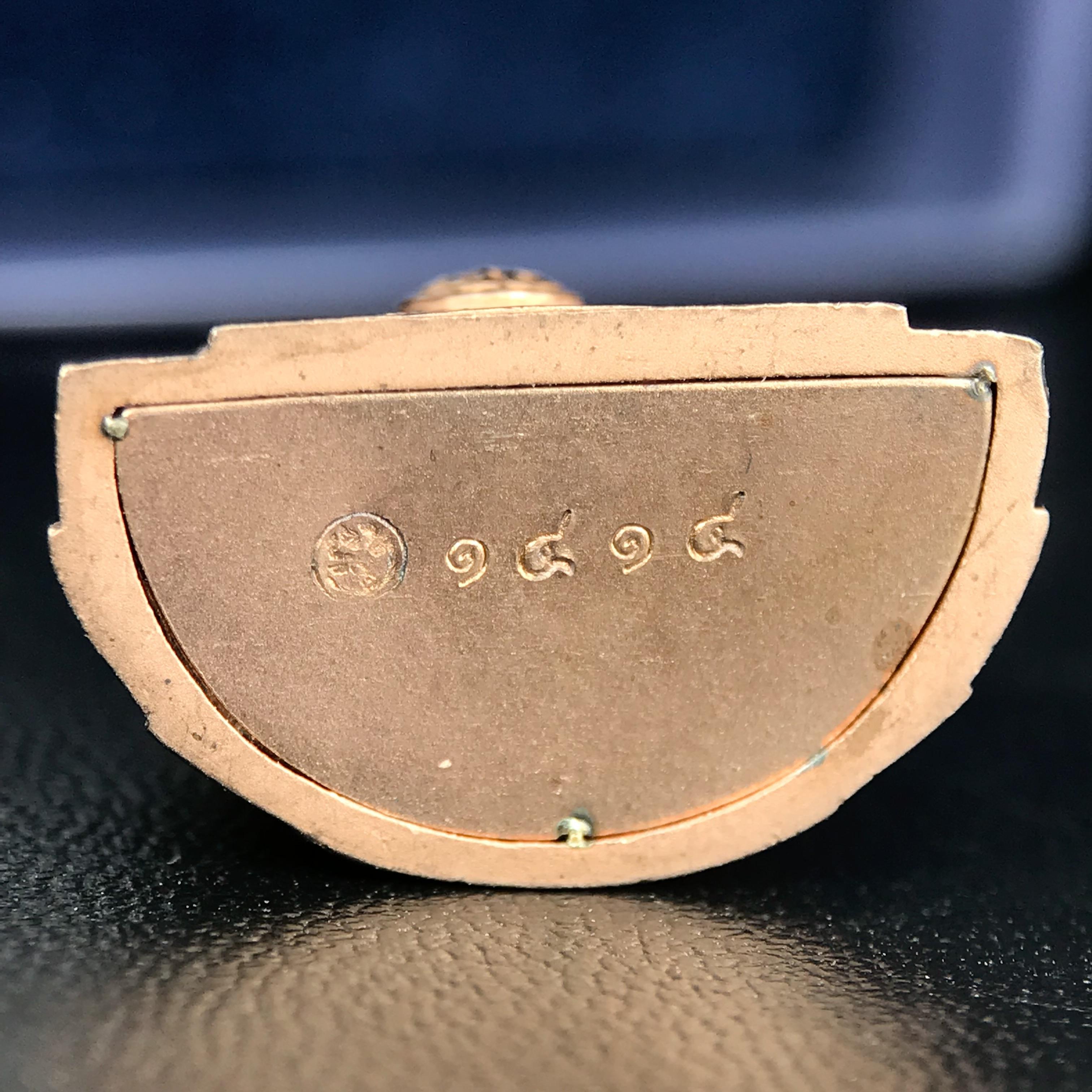 พระแก้วมรกต ภปร. ปี 2547 จัดสร้างโดยโรงพยาบาลภูมิพลอดุลยเดช เนื้อเงิน(3 กษัตริย์) ลอยองค์ หน้าตัก 1/2 นิ้ว สูง 3.7 ซม.พิธีมหามังคาภิเษก ณ พระอุโบสถวัดพระศรีรัตนศาสดาราม(วัดพระแก้ว) งดงามทรงคุณค่าอีกหนึ่งรุ่นยอดนิยม หายาก(องค์หมายเลข ๑๔๑๔)