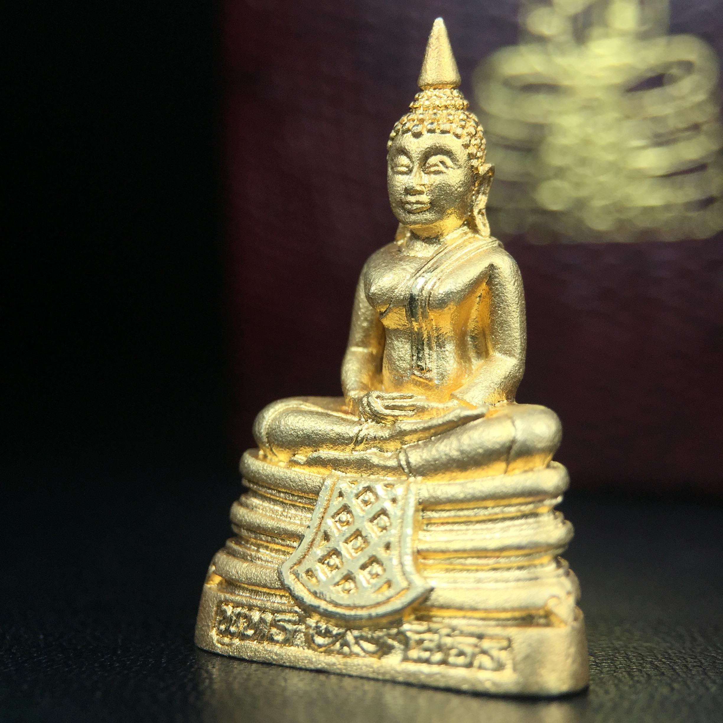 พระพุทธโสธร(หลวงพ่อโสธร) รุ่นสร้างอุโบสถ ปี2539 เนื้อเงิน(ชุบทองพ่นทรายขัดเงาบางส่วน สวยดุจทองคำ) ลอยองค์พิมพ์ใหญ่ สภาพสวยกล่องบรรจุเดิมครบสมบูรณ์(แบบนี้หายาก)(งานแพรนด้า จิวเวลรี่)สวยงดงาม