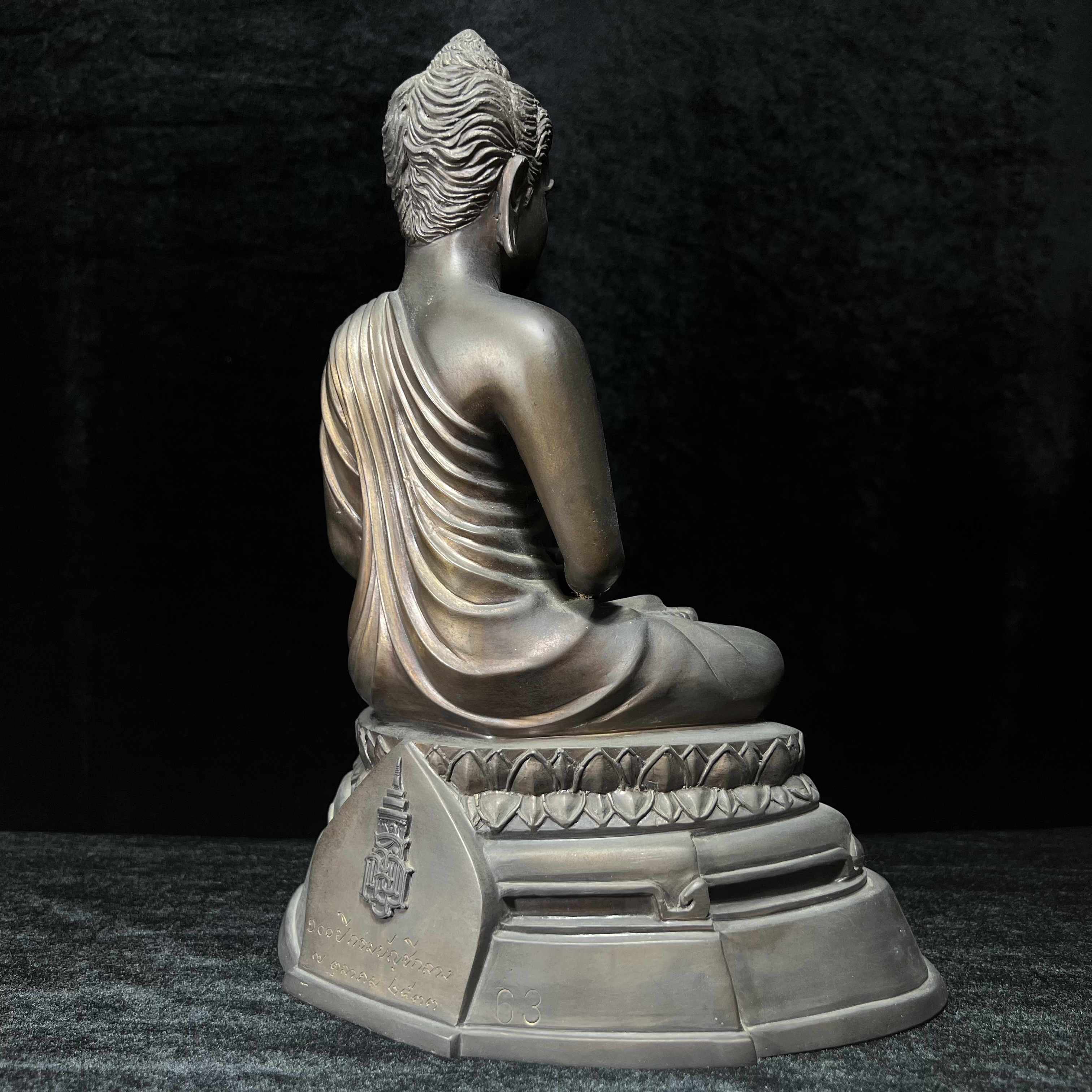 พระพุทธสิทธัตถศาสดา 100 ปี กรมบัญชีกลาง พ.ศ.2533(รุ่นแรก) เนื้อโลหะสำริด รมมันปู หน้าตัก 5.9 นิ้ว (พิธีใหญ่ ศิลป์สวย หายาก)(พระราชทานเม็ดพระธาตุ บรรจุมวลสารใต้ฐานองค์พระ)องค์หมายเลข 63(ผลรวมได้ 9 เลขมหามงคลเจริญก้าวหน้าในทุกด้าน)