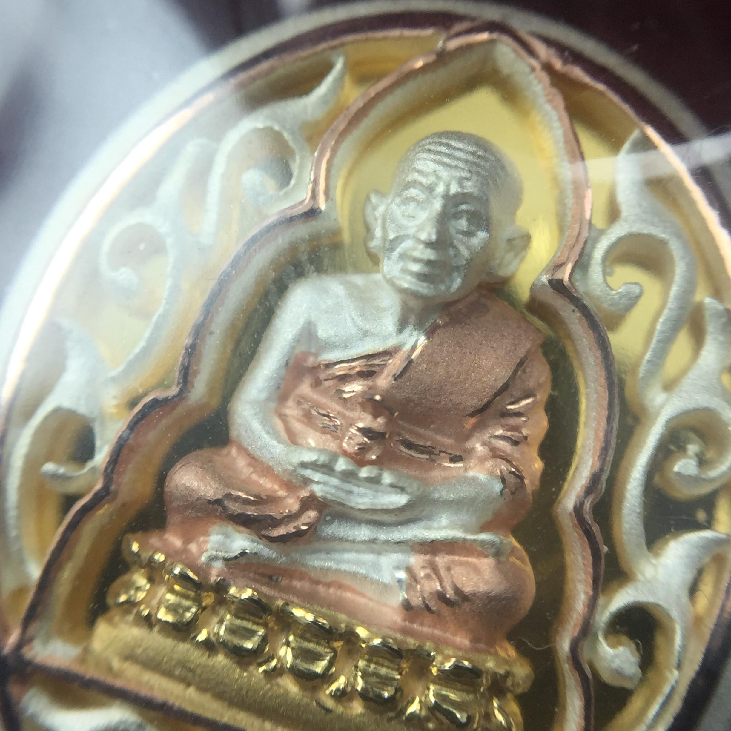 เหรียญหลวงพ่อทวด รุ่นมงคลบารมี วัดประสาทบุญญาวาส ปี 2545 เนื้อเงินสามกษัตริย์ พิมพ์ทรงรูปไข่เล็ก(ขนาด 2.0*1.8 ซม.)ฉลุลายฉากพี้นหลังสีทองสวยงาม ตอกโค๊ตมีหมายเลข พร้อมกล่องบรรจุเดิม