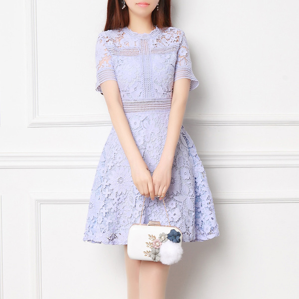 ชุดเดรสสั้นผ้าลูกไม้สีฟ้าอ่อนอมม่วง แขนสั้นคอกลมเล่นลายปรุ