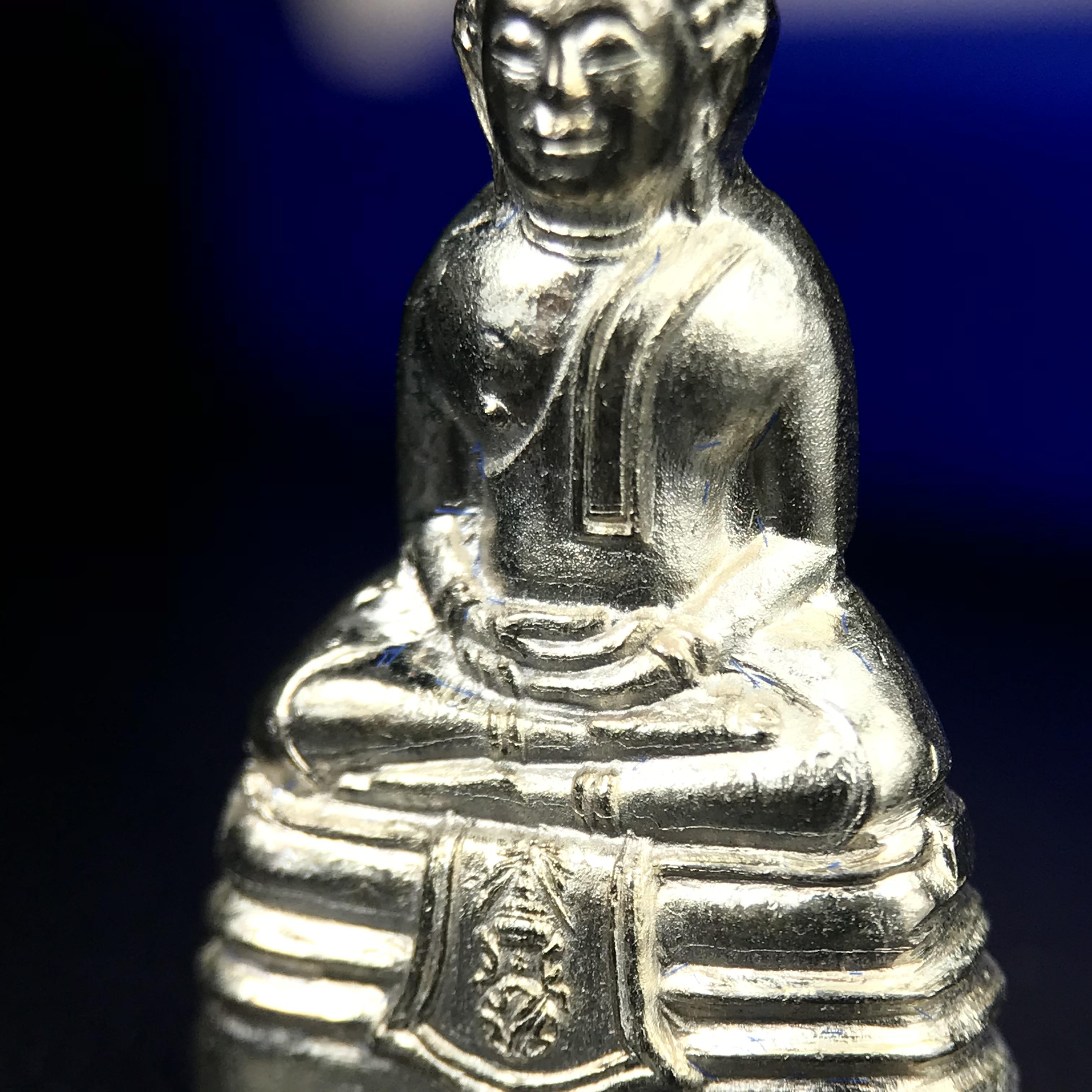 พระกริ่งหลวงพ่อโสธร ภปร. รุ่นกาญจนาภิเษก จัดสร้างในมงคลวโรกาสที่พระบาทสมเด็จพระเจ้าอยู่หัวรัชกาลที่9 เสด็จเถลิงถวัลย์สิริราชสมบัติ ครบ 50 ปี ในพุทธศักราช 2539 เนื้อเงิน(ผิวเดิมสวย)(พิธีใหญ่เข้มขลัง)1 ใน 9950 องค์