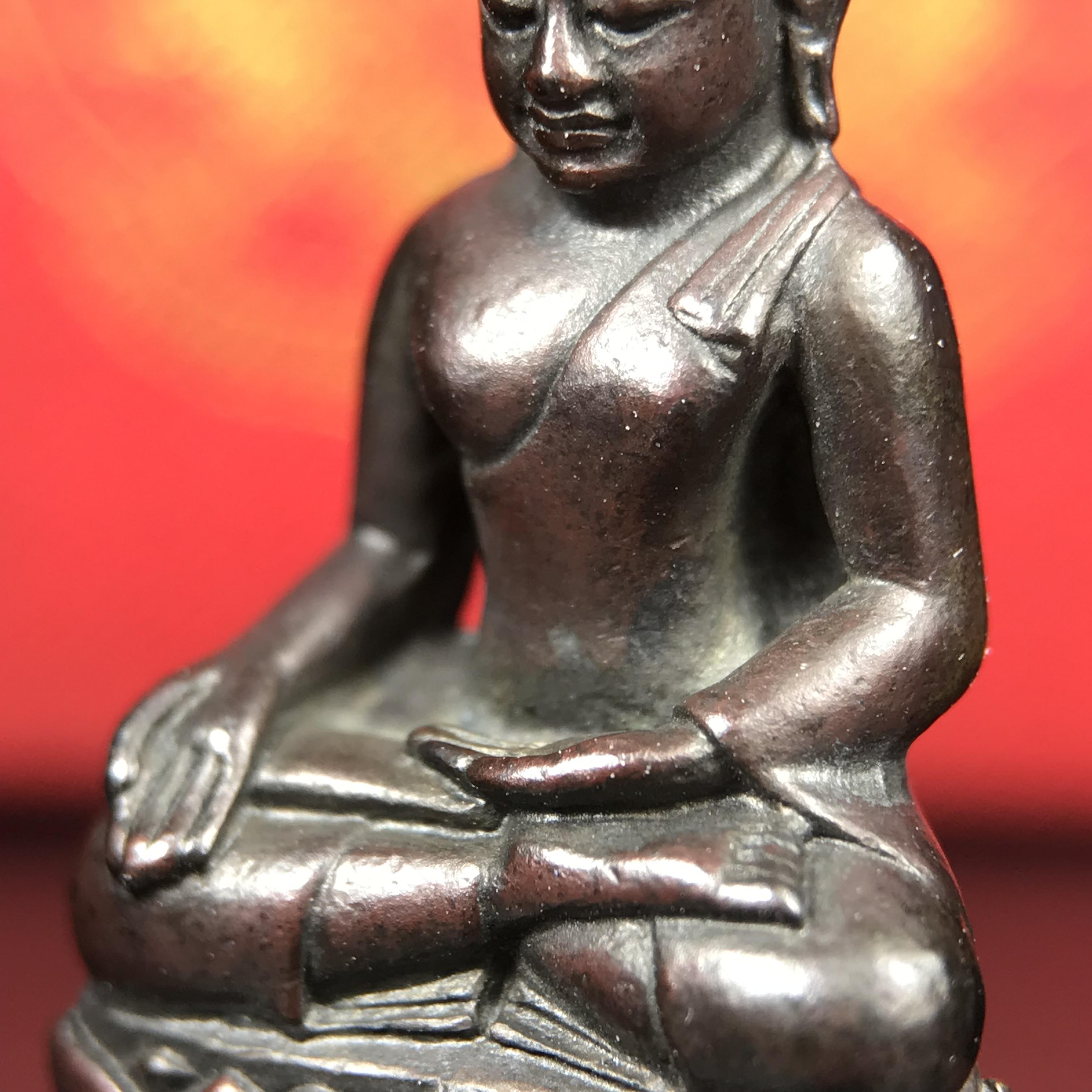 พระกริ่งไพรีพินาศ บรรจุเหล็กไหล ครั้งแรกและครั้งเดียวในประวัติศาสตร์ เฉลิมพระเกียรติ พระบาทสมเด็จพระเจ้าอยู่หัวรัชกาลที่9 พระชนมพรรษา 6 รอบ ปี2542 เนื้อนวโลหะผสมทองคำ(บรรจุเหล็กไหล)ดีนอก-ดีใน พิธีใหญ่ มวลสารเด่น (หายาก)