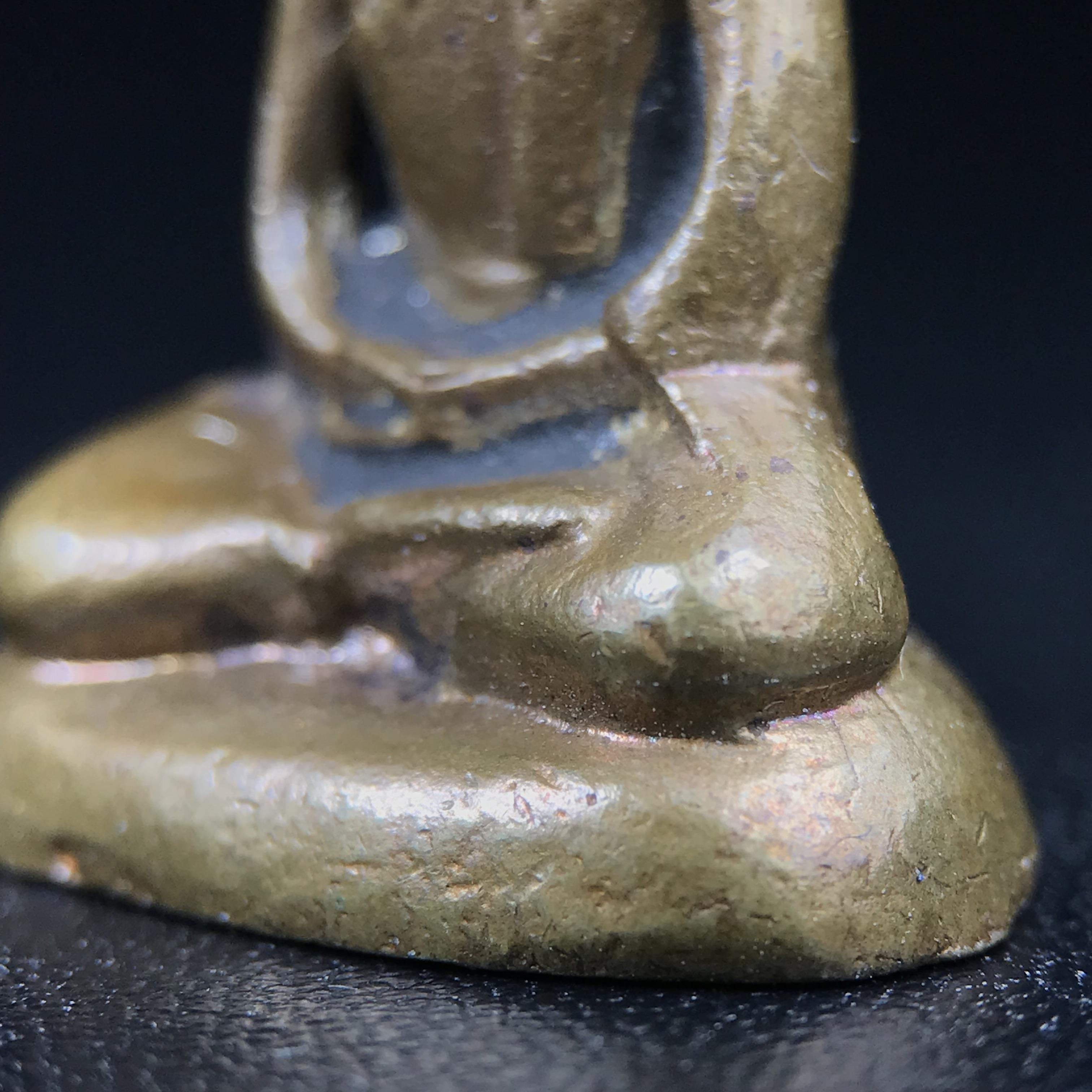 พระกริ่งฝีพระหัตถ์สมเด็จย่า ขนาดห้อยบูชาขนาดเล็ก จัดสร้างขึ้นเนื่องในวาระครบ 6 รอบ เมื่อวันที่21 ตุลาคม พ.ศ.2515(ในหลวงรัชกาลที่ 9 เสด็จพระราชดำเนินทรงเททอง)ปลุกเสกยิ่งใหญ่ เกจิ 108 รูป ร่วมปลุกเสก คัดสภาพสวยแบบนี้พบเจอน้อยมาก หมายเลขต้นๆหลักร้อย หายากมาก