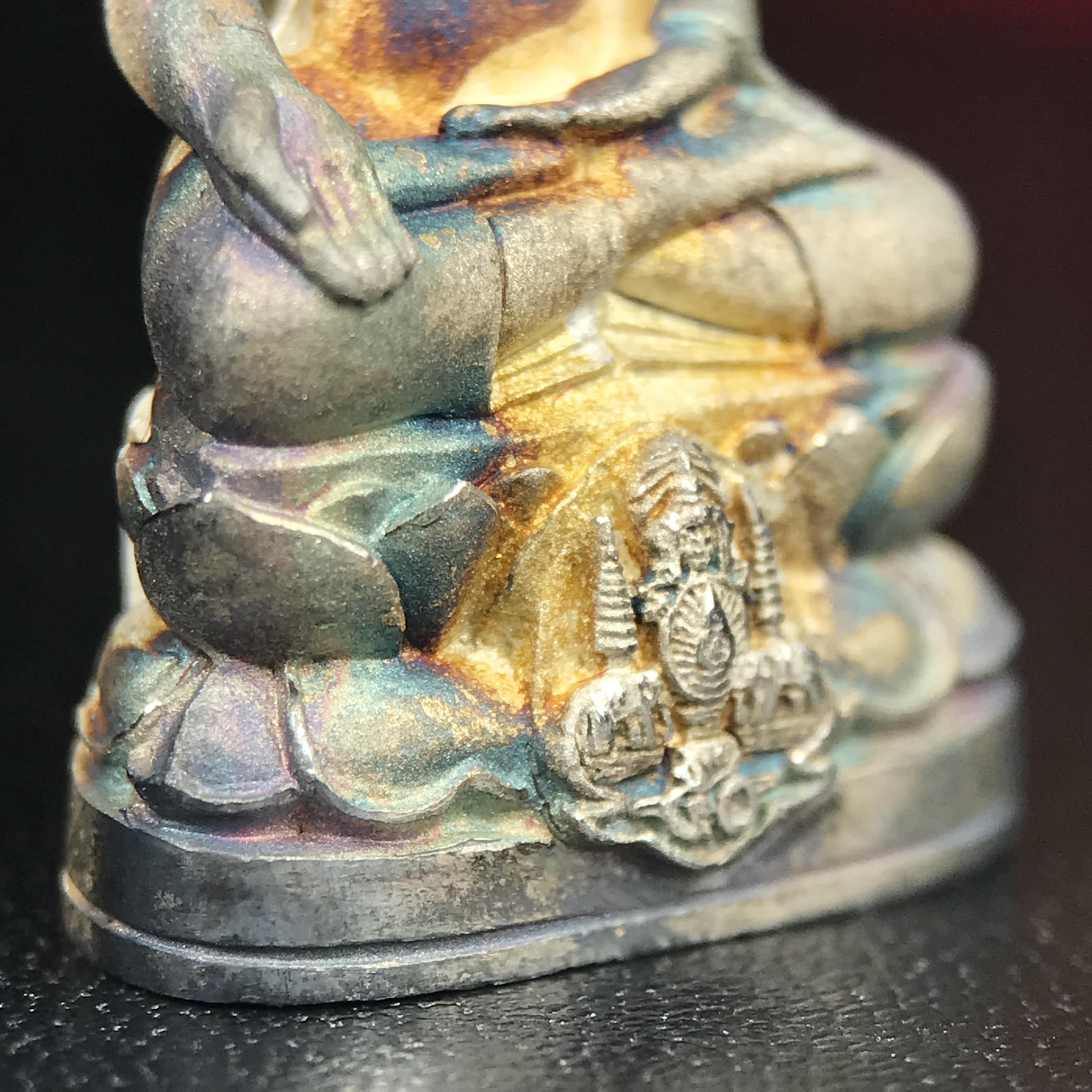 พระกริ่งไพรีพินาศ ตรากาญจนาภิเษก วัดบวรนิเวศวิหาร ที่ระลึกในหลวงรัชกาลที่9 ครองสิริราชสมบัติครบ 50ปี เนื้อเงิน(สภาพผิวเดิมขึ้นสีรุ้งธรรมชาติสวยแบบนิยม)(เสน่ห์พระเนื้อเงินสีสันที่ธรรมชาติสรรค์สร้าง)เข้มขลังทรงอานุภาพยิ่งใหญ่ กำราบศัตรูพ่ายสิ้น พระไพรีพินาศ