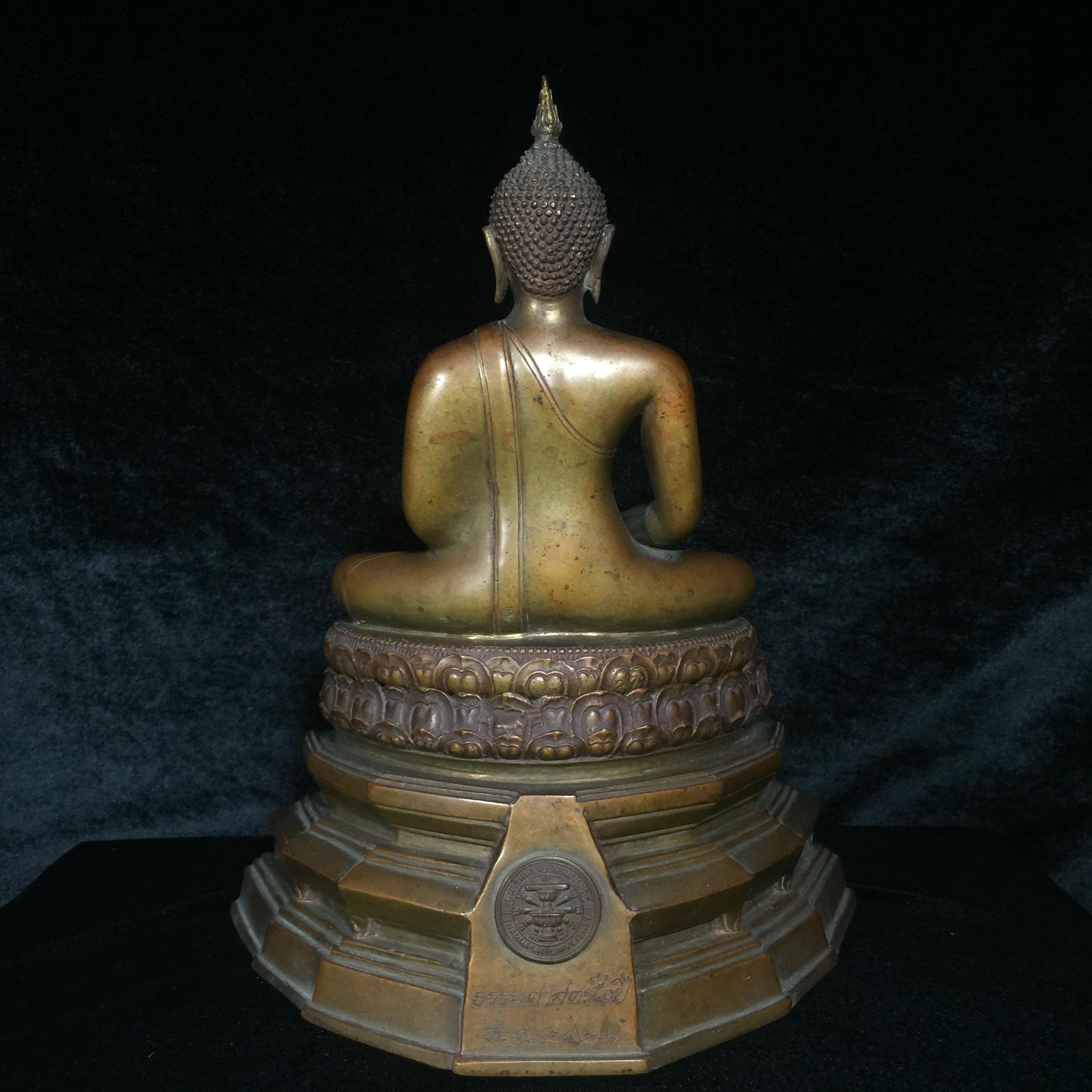 พระพุทธธรรมทิฐิศาสดา 50 ปี ธรรมศาสตร์ ปี 2527 หน้าตัก 5 นิ้ว 2 ถอด (ในหลวงรัชกาลที่9เสด็จในพิธีเททอง)(1ใน 1600 องค์)