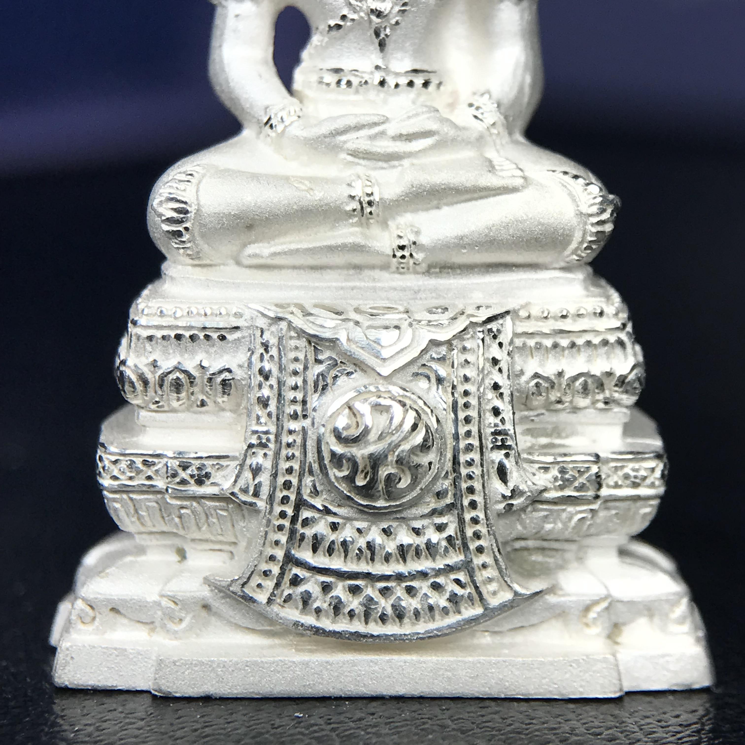 พระแก้วมรกต ภปร. ปี 2547 จัดสร้างโดยโรงพยาบาลภูมิพลอดุลยเดช เนื้อเงิน ลอยองค์ หน้าตัก 1/2 นิ้ว พิธีมหามังคาภิเษก ณ พระอุโบสถวัดพระศรีรัตนศาสดาราม(วัดพระแก้ว) งดงามทรงคุณค่าอีกหนึ่งรุ่นยอดนิยม หายาก(เลขสวยผมรวมได้เก้า หมายเลข ๑๐๘๙)(1ใน3000องค์)