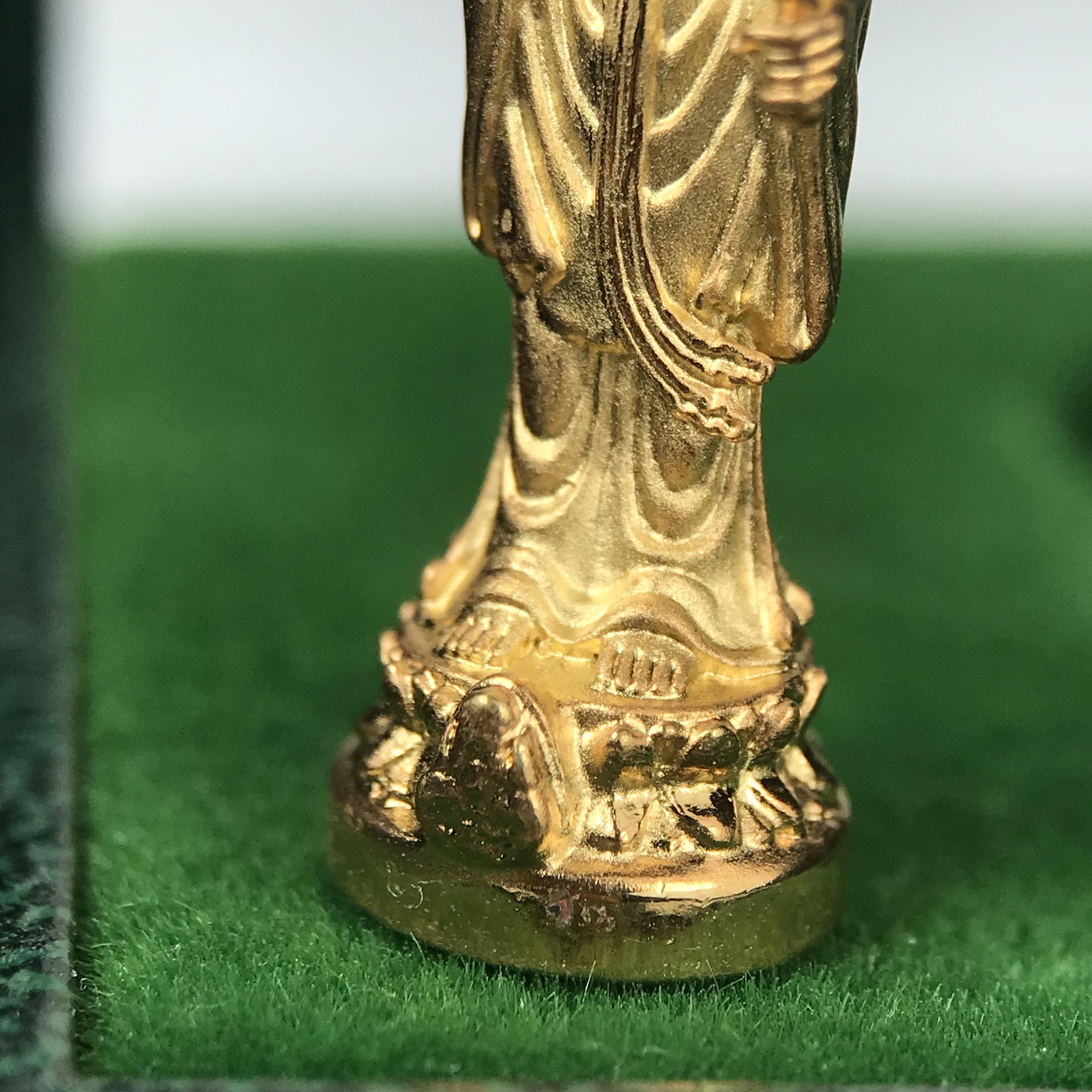 พระโพธิสัตว์อวโลกิเตศวร (เจ้าแม่กวนอิม) รุ่นฉลองปีกาญจนาภิเษก ปี 2540 เนื้อชุบทอง กะไหล่ทอง พ่น ทราย(สวยดุจทองคำ) เทศบาลนครหาดใหญ่จัดสร้างถวายเฉลิมพระเกียรติพระบาทสมเด็จพระเจ้าอยู่หัวทรงครองสิริราชสมบัติครบ 50 ปี(สภาพสวยเดิมพร้อมกล่องบรรจุเดิม)หายาก