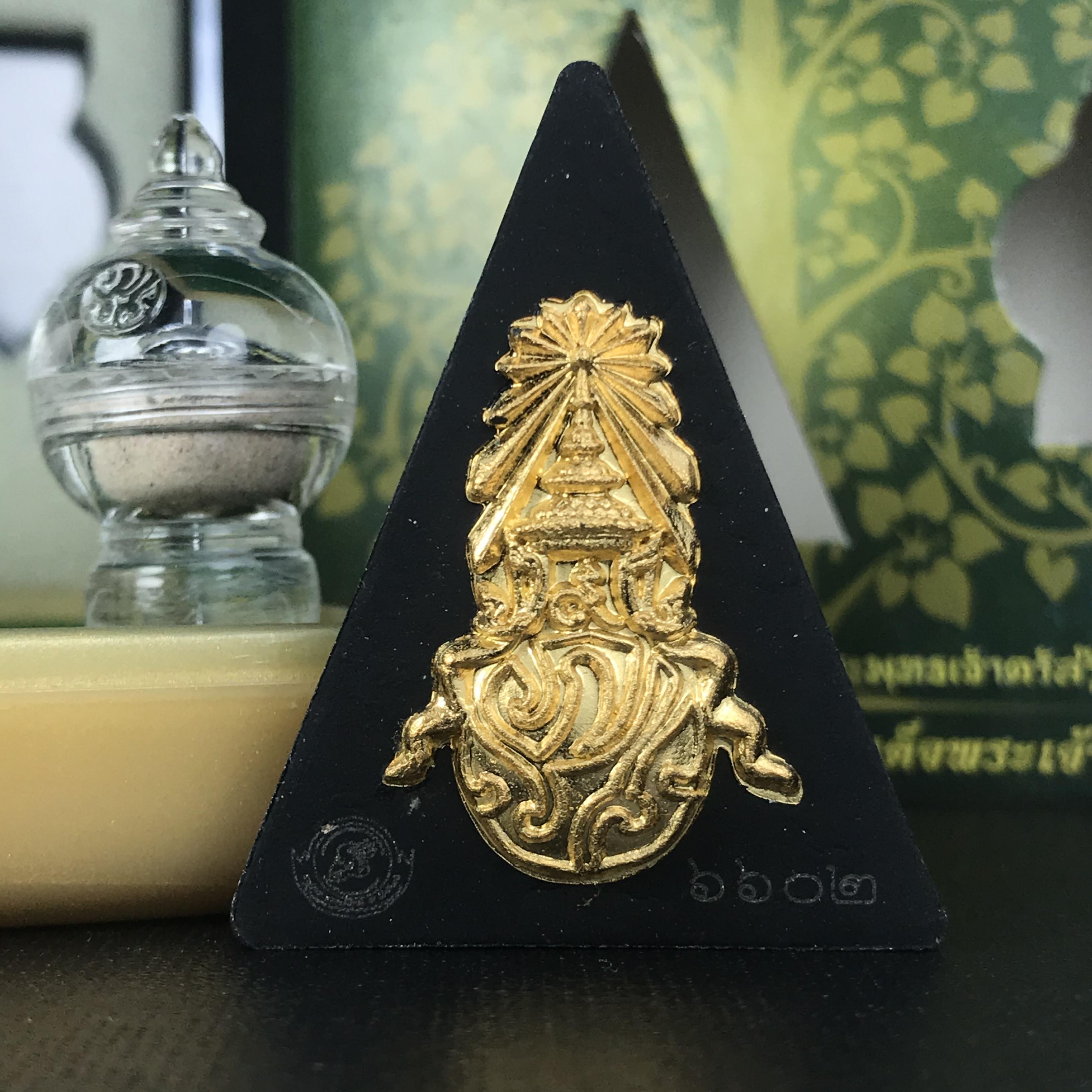 พระพุทธชินราช(จำลอง)ภปร. 84พรรษา เนื้อผงปิดทองด้านหน้า หลัง ภ.ป.ร. ยิงทอง(พระราชทานมวลสาร จิตรลดาและเส้นพระเจ้า ร.9(เส้นผม))