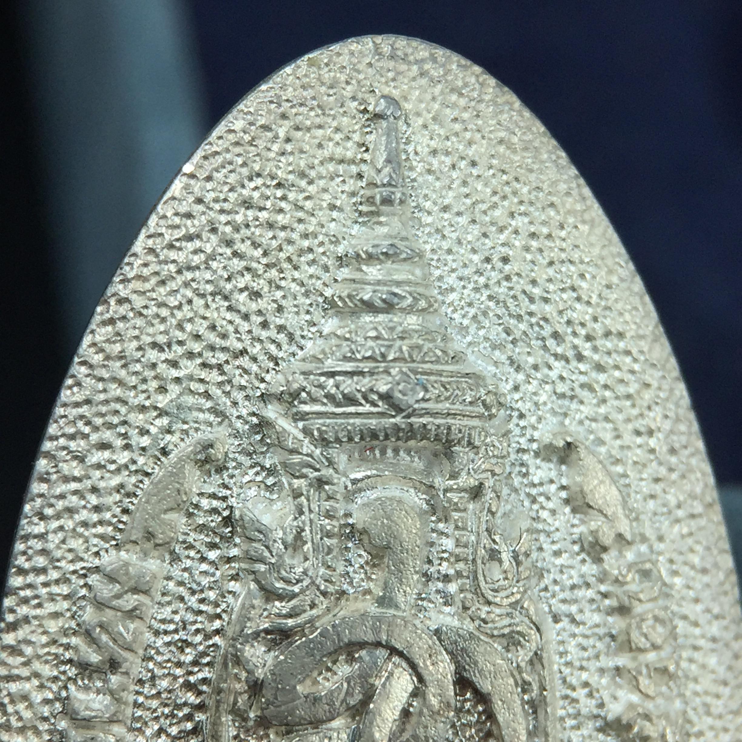 เหรียญพระไพรีพินาศตราสัญลักษณ์ หลัง สก มหามงคลเฉลิมพระชนมพรรษา 5 รอบ ครบ 60 พรรษาพระราชินีในหลวงรัชกาลที่ 9 ปี 2535 วัดบวรนิเวศวิหาร เนื้อเงิน(หมายเลข ๔๐๕)(เลขสวยผลรวมได้เลข 9 มหามงคลเจริญก้าวหน้าในทุกด้าน )พร้อมกล่องบรรจุเดิมสวยครบ(เนื้อเงินรุ่นนี้หายาก)