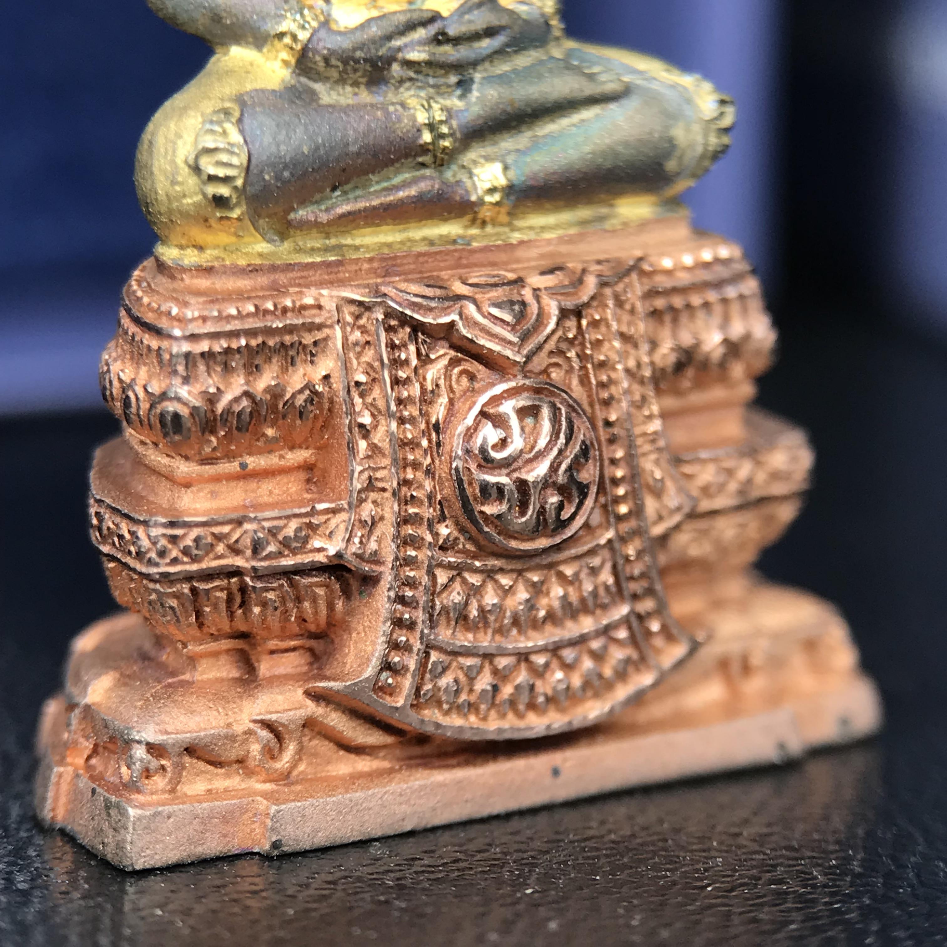 พระแก้วมรกต ภปร. ปี 2547 จัดสร้างโดยโรงพยาบาลภูมิพลอดุลยเดช เนื้อเงิน(3 กษัตริย์) ลอยองค์ หน้าตัก 1/2 นิ้ว สูง 3.7 ซม.พิธีมหามังคาภิเษก ณ พระอุโบสถวัดพระศรีรัตนศาสดาราม(วัดพระแก้ว) งดงามทรงคุณค่าอีกหนึ่งรุ่นยอดนิยม หายาก(องค์หมายเลข ๑๔๖๖)ผิวเดิมติดรุ้งสวย