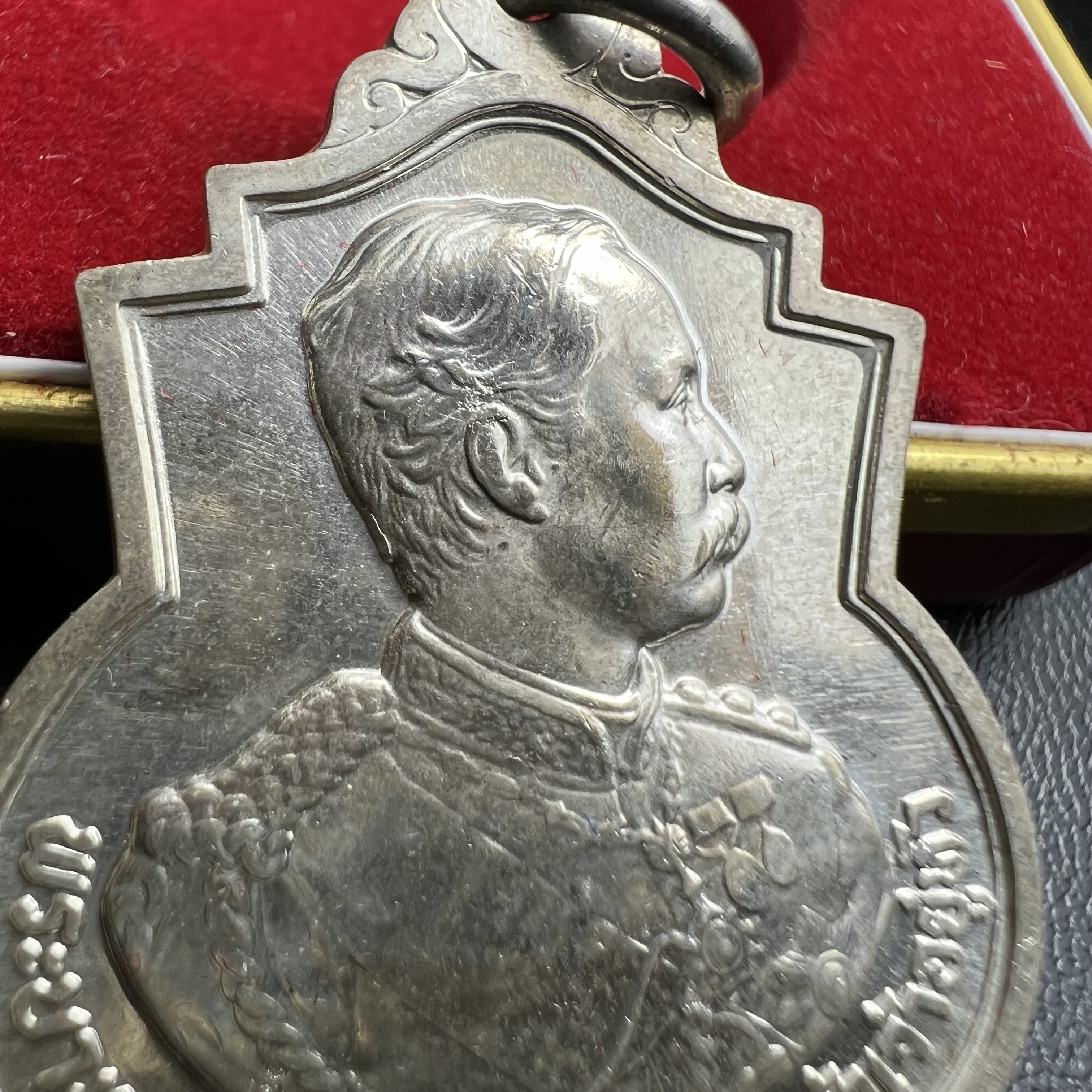 เหรียญที่ระลึกรัชกาลที่ 5 รุ่น ครบ 111 ปี โรงเรียนนายร้อยพระจุลจอมเกล้า ปี 2541 เหรียญทรงเสมาเนื้อเงิน(ขนาดสูง 3.5 ซม.) (ซีนซองเดิมกล่องเดิมครบ) ผลิตโดย กองกษาปณ์ กรมธนารักษ์ สมเด็จพระญาณสังวร สมเด็จพระสังฆราช วัดบวรนิเวศวิหาร ทรงเป็นประธาน(นิยม พิธีใหญ่)