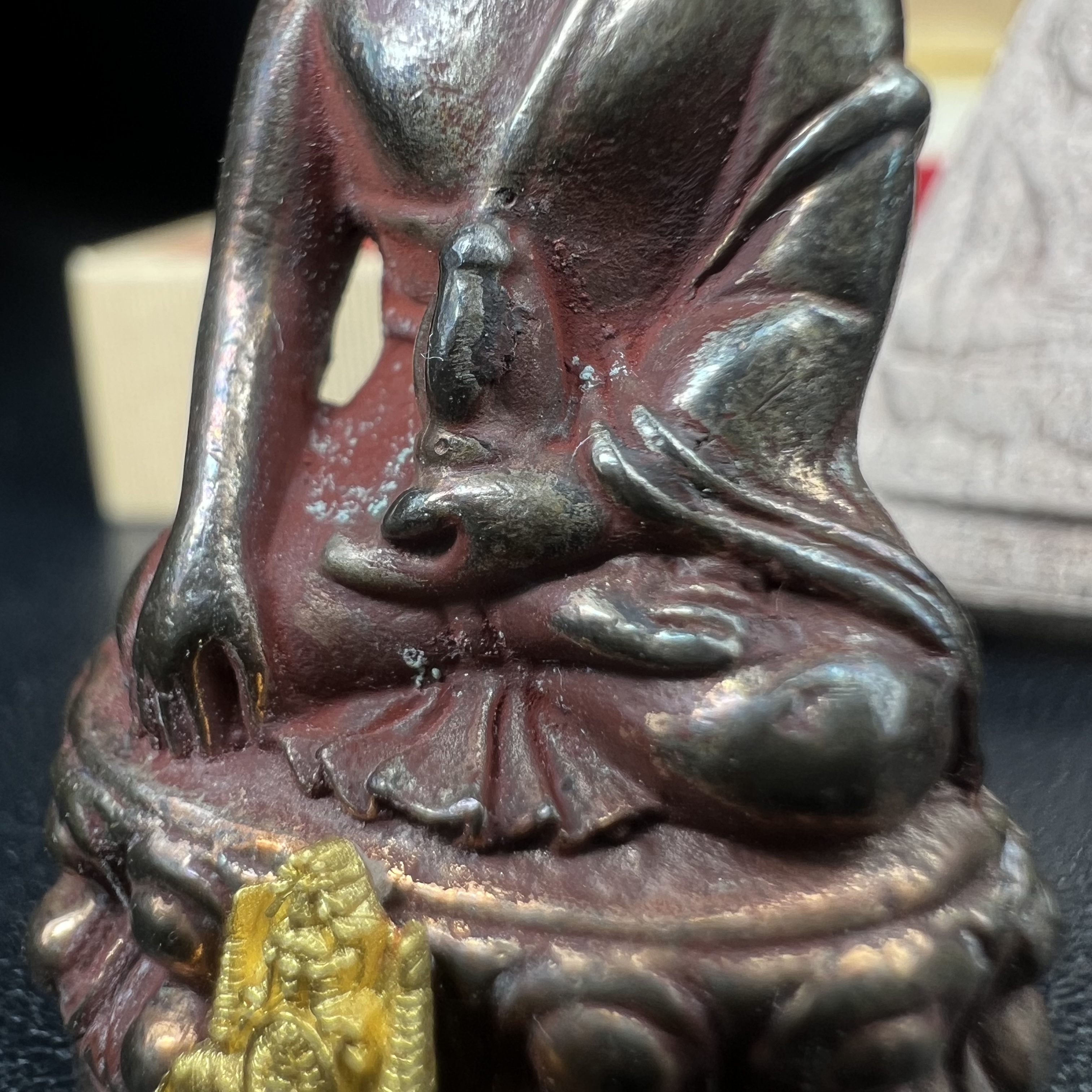 พระกริ่งเจริญโภคทรัพย์ พระพิมพ์จิตรลดา ที่ระลึกโครงการหลวง ปี 2539 ฉลองครองราชสมบัติครบ 50 ปี รัชกาลที่ 9 ตรากาญจนาภิเษกทองคำ(เนื้อทองคำแท้)(ชุดกรรมการหายาก)(สภาพผิวยาขัดแดงๆติดเต็มๆสวยเดิม ผิวแบบนี้พบเจอน้อย))(1ใน1999ชุด)