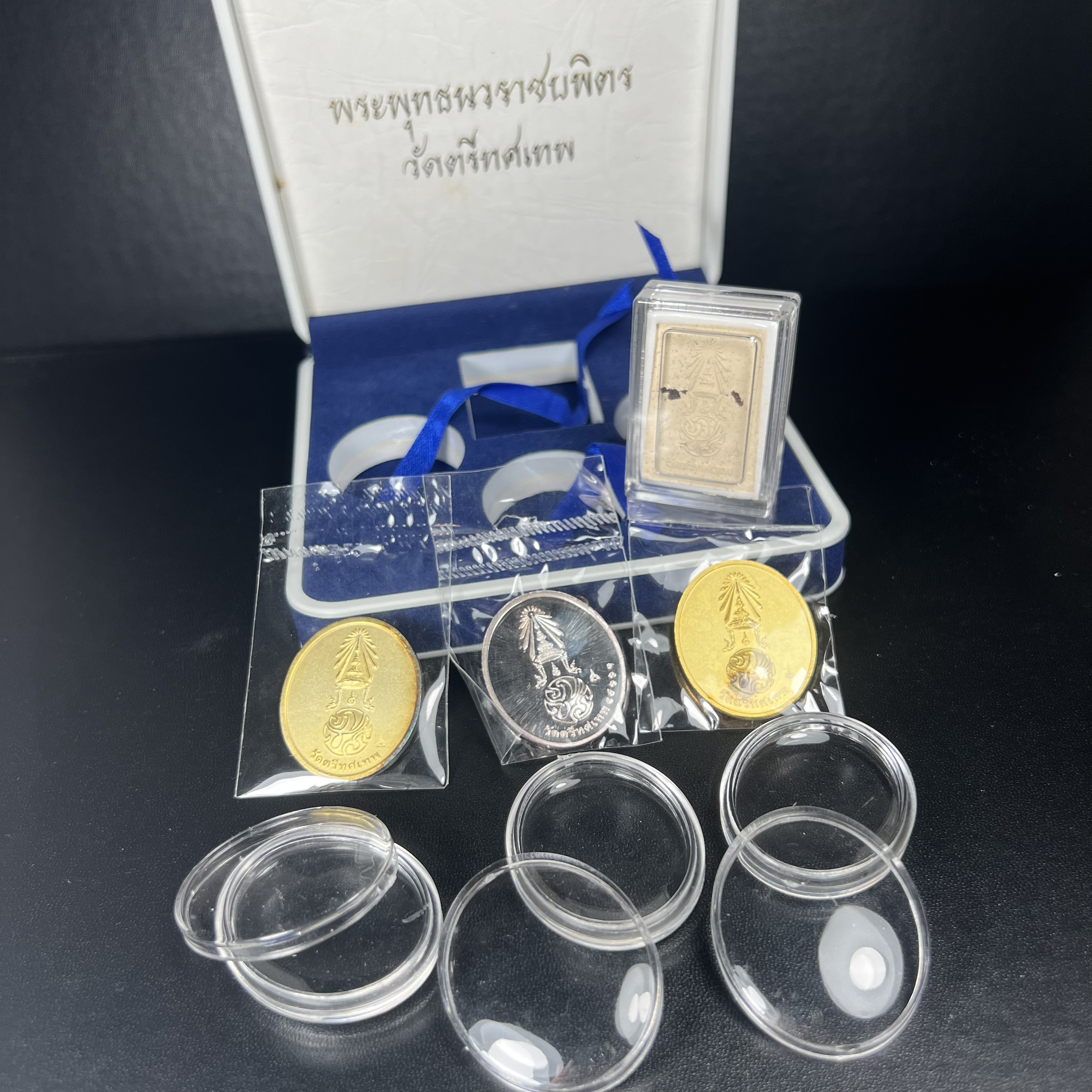พระพุทธนวราชบพิตร ภปร. ที่ระลึก 7รอบ 84พรรษา รัชกาลที่ 9 วัดตรีทศเทพ จัดสร้าง พ.ศ. 2554 ชุดกรรมการ(หายากสร้าง 1ใน500ชุด)(รวม 4 รายการ)สภาพสวยซีนซองเดิมกล่องบรรจุเดิมครบสมบูรณ์