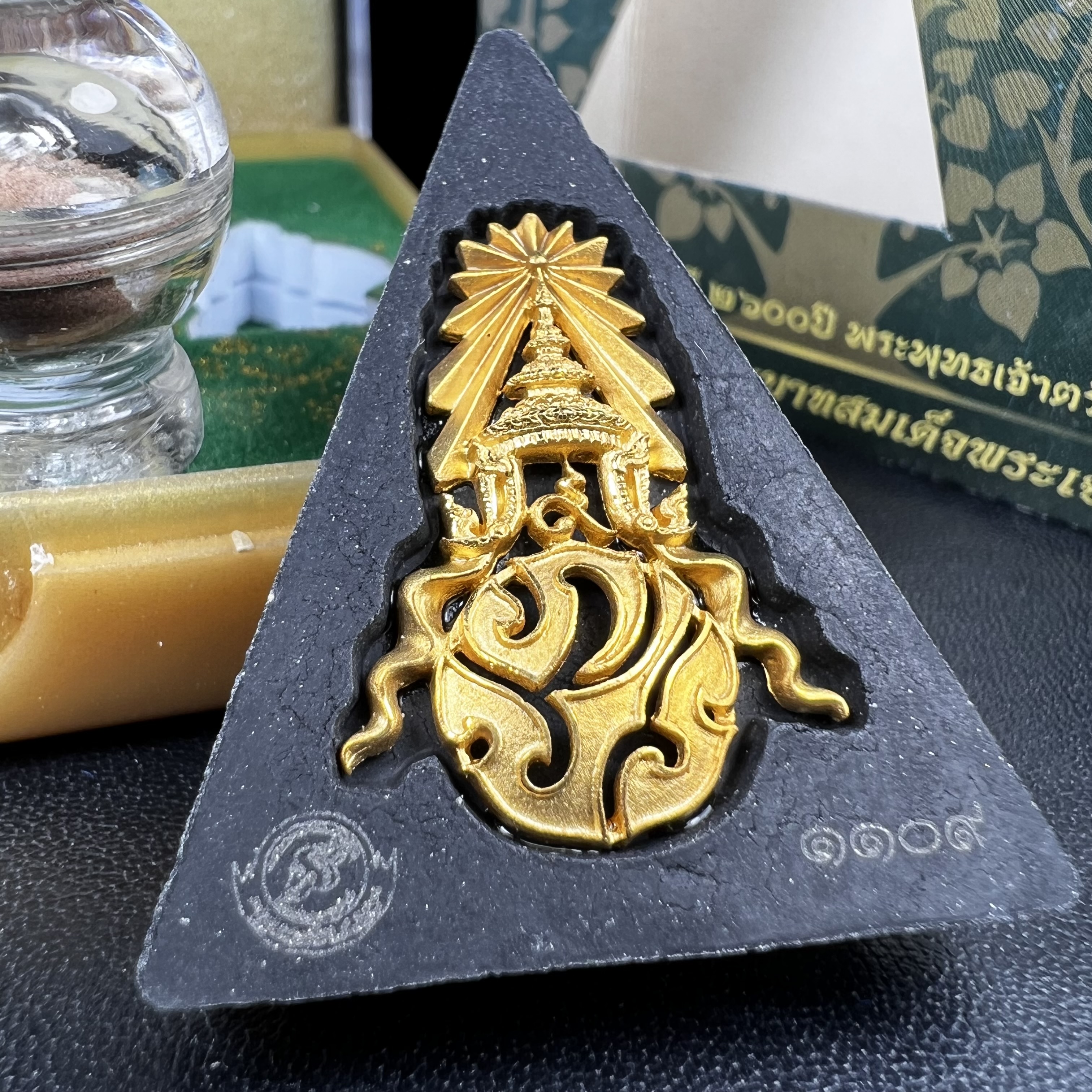 พระพุทธชินราช ภปร. 84พรรษา เนื้อผงปิดทองด้านหน้า หลัง ภ.ป.ร. เนื้อทองคำ(2.6 กรัม) (พระราชทานมวลสาร จิตรลดาและเส้นพระเจ้า(เส้นผม)ในหลวงรัชกาลที่9)พุทธศิลป์ทรงคุณค่าอีกหนึ่งรุ่นยอดนิยม(องค์หมายเลข ๑๑๐๙)1 ใน 3000 องค์ หายาก