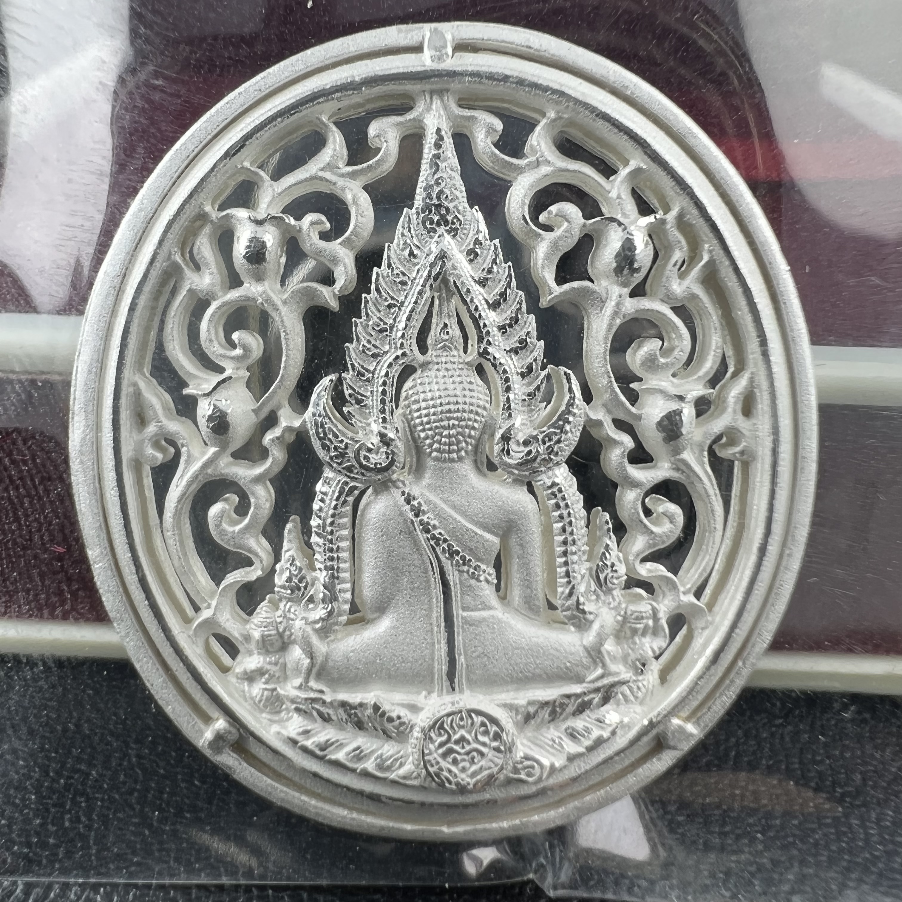 พระพุทธชินราช รุ่น ประวัติศาสตร์ มูลนิธิเพื่อตำรวจไทยจัดสร้าง ปี 2562 เนื้อเงินขัดเงา พิมพ์เหรียญรูปไข่ฉลุลายไทย พิมพ์ใหญ่ พระพุทธชินราช แบบจิวเวอร์รี่ (ขนาดสูง 2.9 ซม.) (สภาพ สวย ซีนซองเดิม กล่องบรรจุเดิมครบสมบูรณ์)