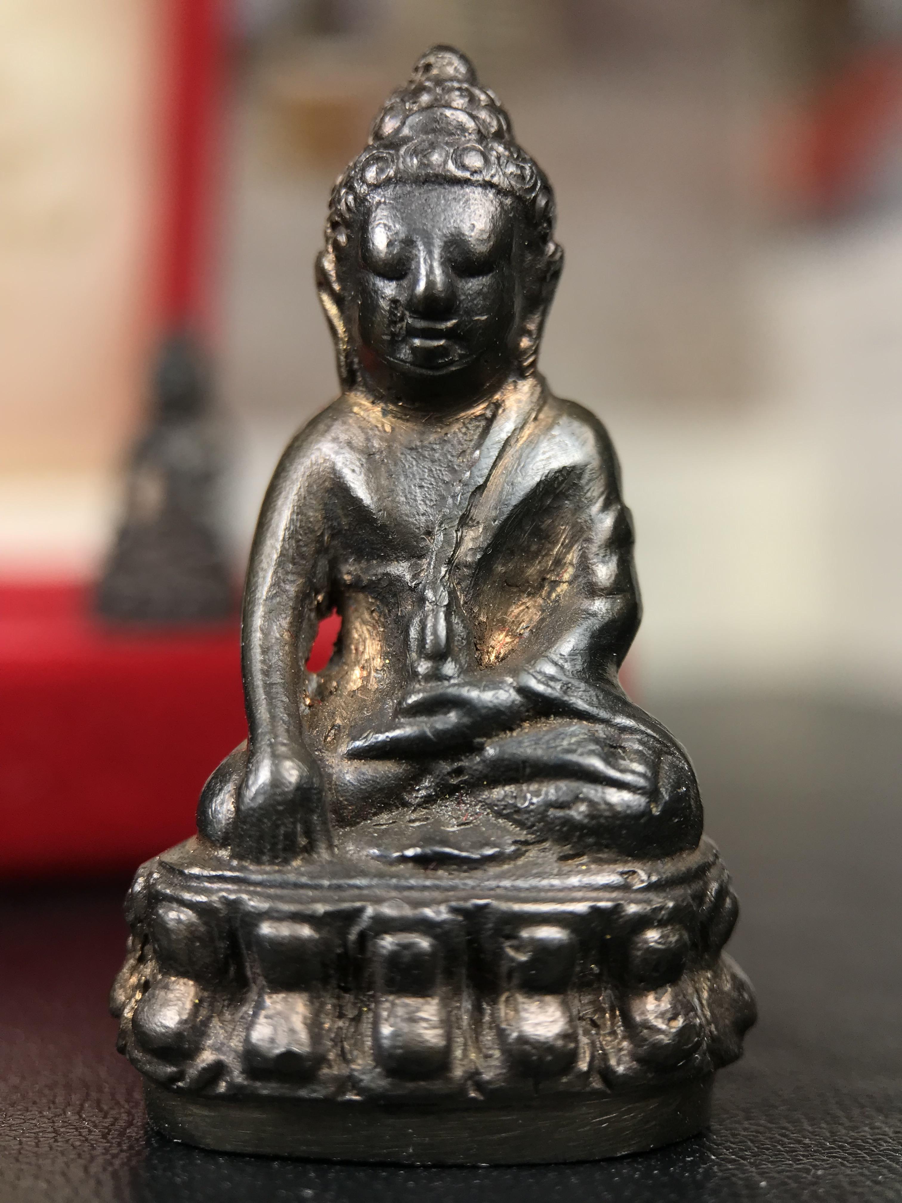 พระกริ่ง-พระชัยวัฒน์ ปวเรศ วัดบวรนิเวศวิหาร ปี 2530 พระบาทสมเด็จพระเจ้าอยู่หัวรัชกาลที่ 9 เจริญพระชนมพรรษา 5 รอบนักษัตริย์(ในหลวง ร.9 เสด็จเททอง)(บรรจุผงจิตรลดาเส้นเกศาในหลวงรัชกาลที่9)พร้อมสูจิบัตรเดิมตอนจัดสร้าง(สภาพสวยครบสมบูรณ์))พิธีใหญ่ รุ่นยอดนิยม