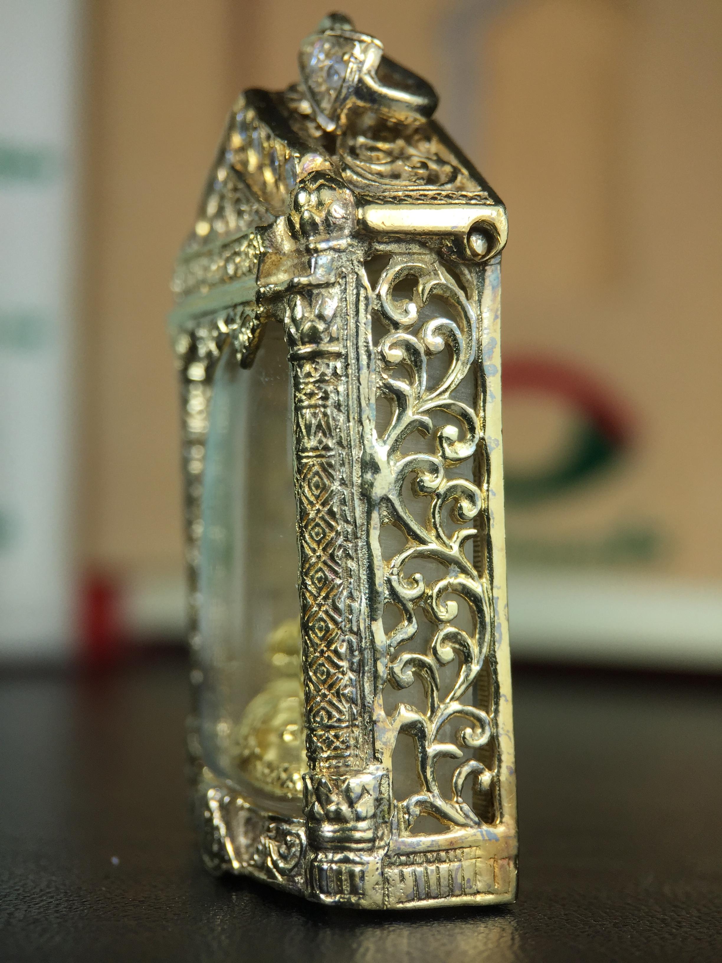 พระพุทธชินราช ภปร. ในวโรกาสเฉลิมพระชนมายุ6รอบ 5ธันวาคม2542 มูลนิธิพิทักษ์ดวงตาประชาชน จัดสร้าง พิมพ์กลาง ขนาดสูง 2.4 ซม. องค์พระเนื้อเงินแบบชุบทองประกายเพชร 3 ไมครอนพร้อมกรอบตลับเงินชุบทองคำบริสุทธิ์ 3 ไมครอน ประดับเพชร CZเกรดนอกพร้อมกล่องบรรจุเดิม(หายาก)