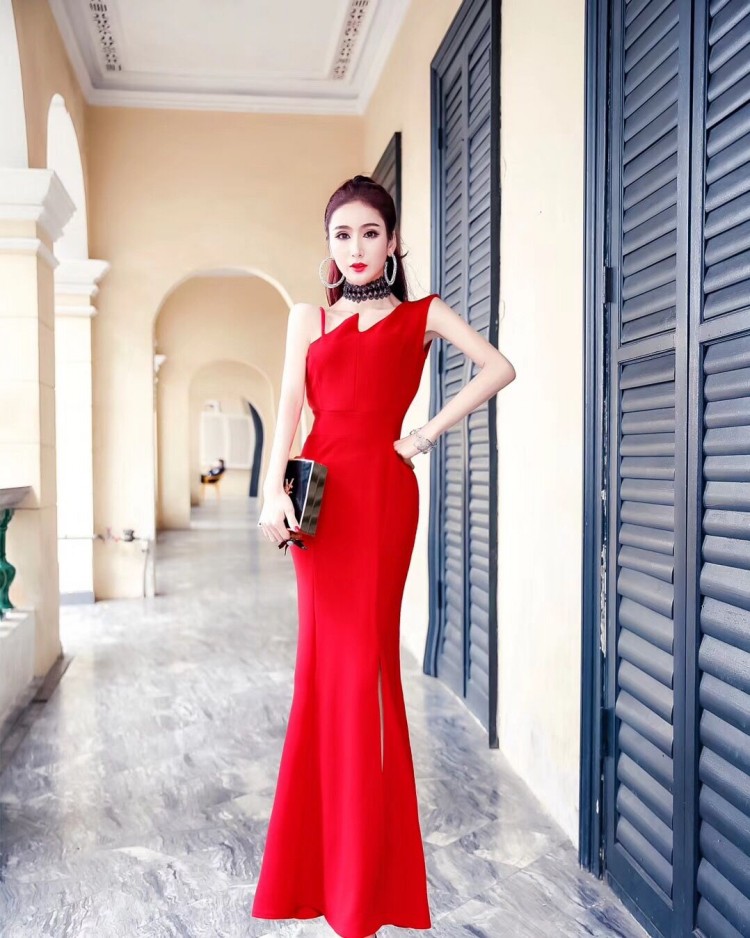 ชุดเดรสยาวออกงานผ้ายืดสีแดงคอหยัก ทรงเข้ารูป กระโปรงผ่าหน้าหางปลา สวยดูดี