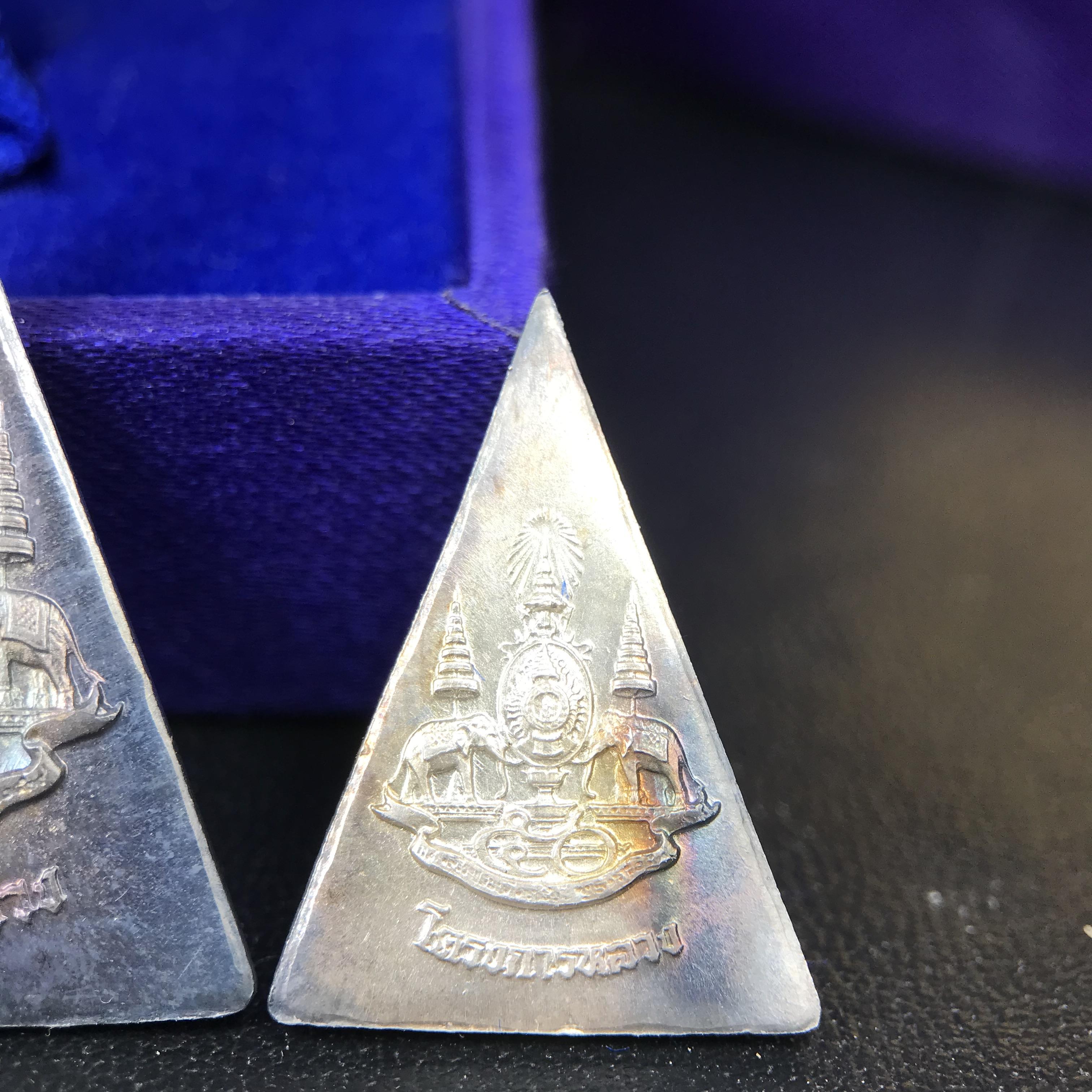 พระพุทธนวราชบพิตร พระพิมพ์จิตรลดา โครงการหลวง ปี2539 (พิมพ์ใหญ่+พิมพ์เล็ก) เนื้อเงินผิวเดิมขึ้นสีรุ่ง สวย แบบนิยมพร้อมกล่องบรรจุเดิม พิธีใหญ่ ปลุกเสกวัดพระแก้ว(1ชุด 2 องค์)