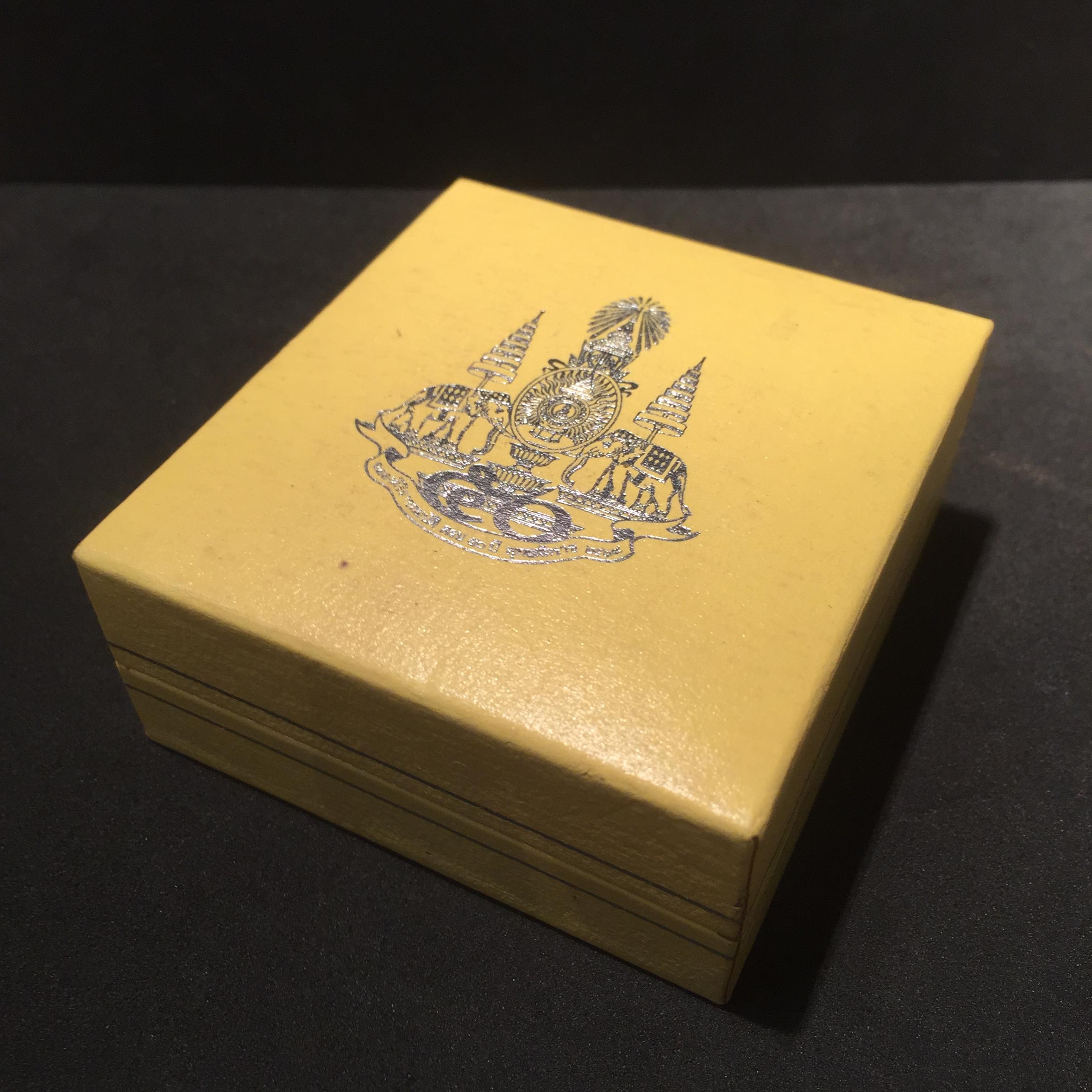 พระพุทธอภัยมงคลสมังคี ลอยองค์เนื้อเงิน สร้างเนื่องในมงคลโอกาสที่พระบาทสมเด็จพระเจ้าอยู่หัว ทรงครองสิริราชสมบัติครบ ๕๐ ปี พ.ศ.๒๕๓๙ ด้านหน้าประดิษฐานตราสัญลักษณ์งานฉลองสิริราชสมบัติครบ ๕๐ ปี