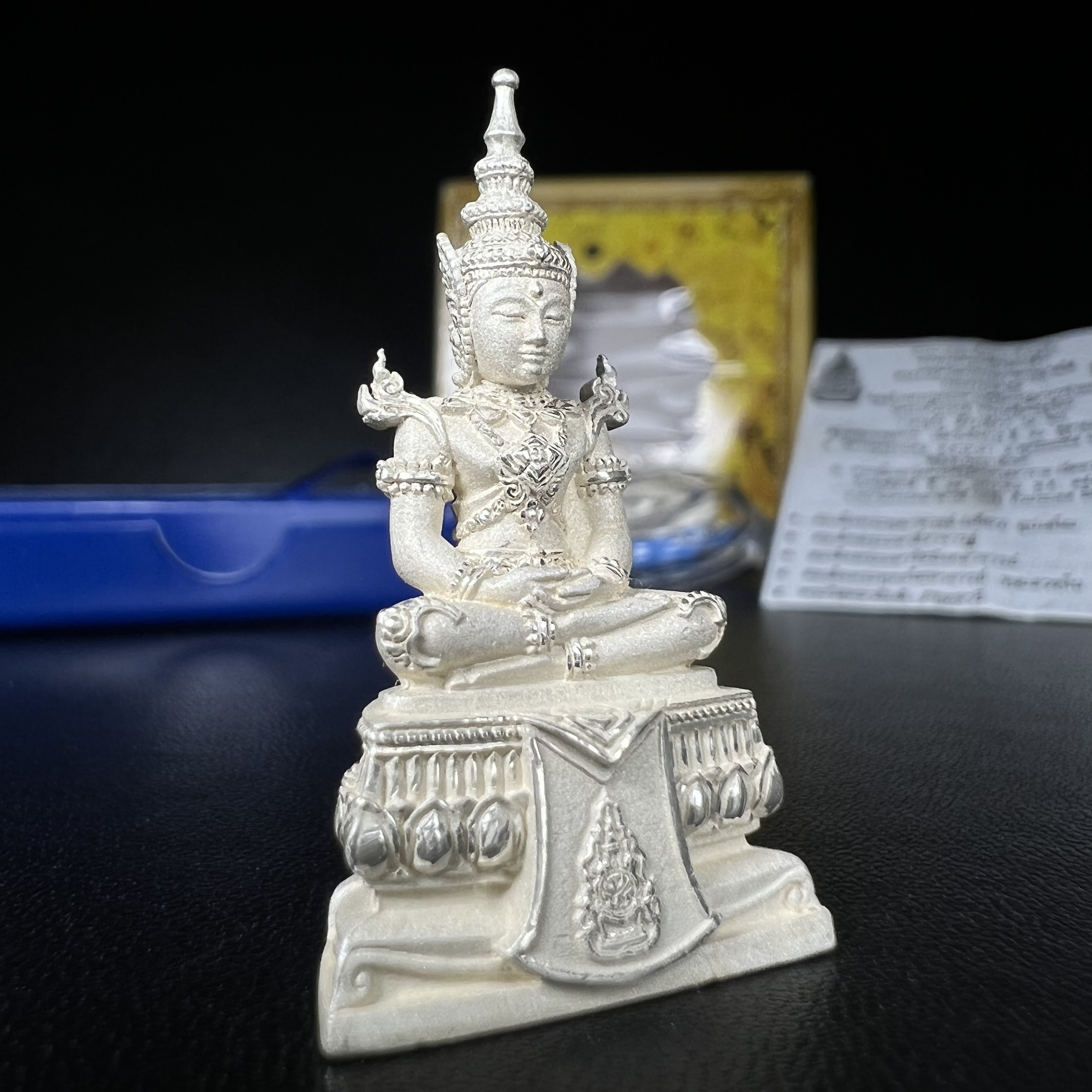 พระแก้วมรกต(จำลอง)ลอยองค์ ขนาดหน้าตัก 1/2 นิ้ว ทรงเครื่องฤดูร้อน เนื้อเงิน ตราสัญลักษณ์ฉลองสิริราชสมบัติ ครบ 60 ปี พ.ศ.2549(สภาพสวย ครบ สมบูรณ์))