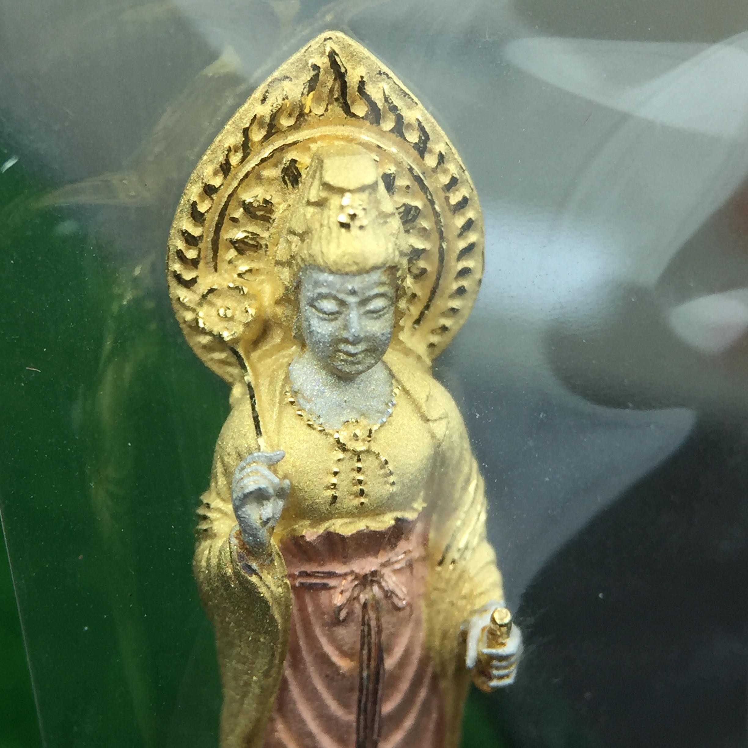 พระโพธิสัตว์อวโลกิเตศวร(เจ้าแม่กวนอิม)รุ่นฉลองปีกาญจนาภิเษก ปี2540 เนื้อเงินบริสุทธิ์ 99.9%(ชุบ3กษัตริย์) เทศบาลนครหาดใหญ่จัดสร้างถวายเฉลิมพระเกียรติพระบาทสมเด็จพระเจ้าอยู่หัวทรงครองสิริราชสมบัติครบ 50 ปี(สภาพซีนซองเดิมกล่องบรรจุการ์ดใบรับรองเดิมครบ)หายาก