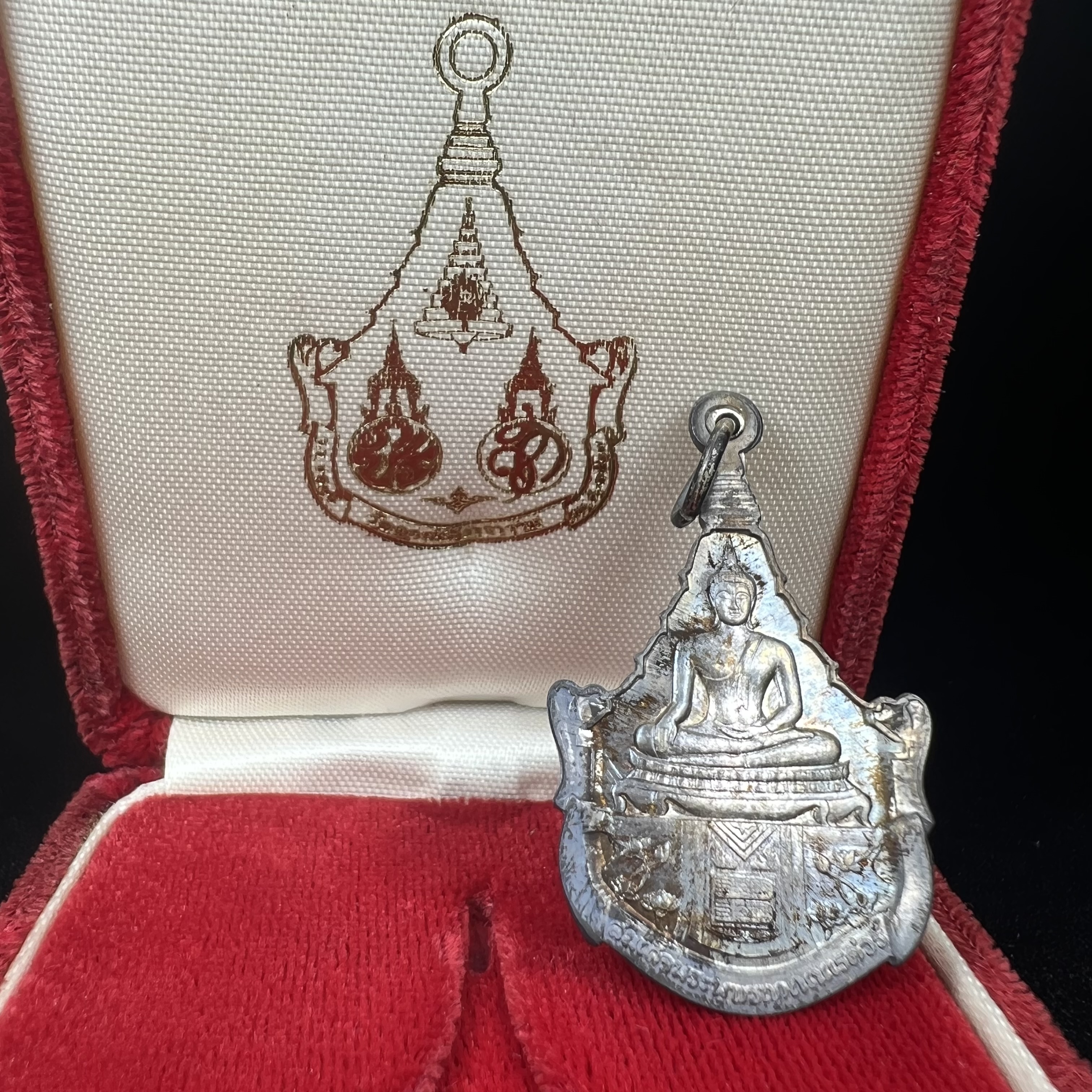 เหรียญพระพุทธญาณนเรศวร์ รุ่นแรก หลังพระปรมาภิไธย ภปร.และ สก.วัดญาณสังวราราม จ.ชลบุรี ปี 2527 เนื้อเงิน(ผิวเดิม ขึ้นรุ้งผิวน้ำทองกระจายทั่วเหรียญสวยมาก)ขนาด 2.3 x 3.8 ซม. พร้อมกล่องเดิม สมเด็จพระญาณสังวร ประธานในพิธีมหาพุทธาภิเษก(เนื้อเงินพบเจอน้อย หายาก)