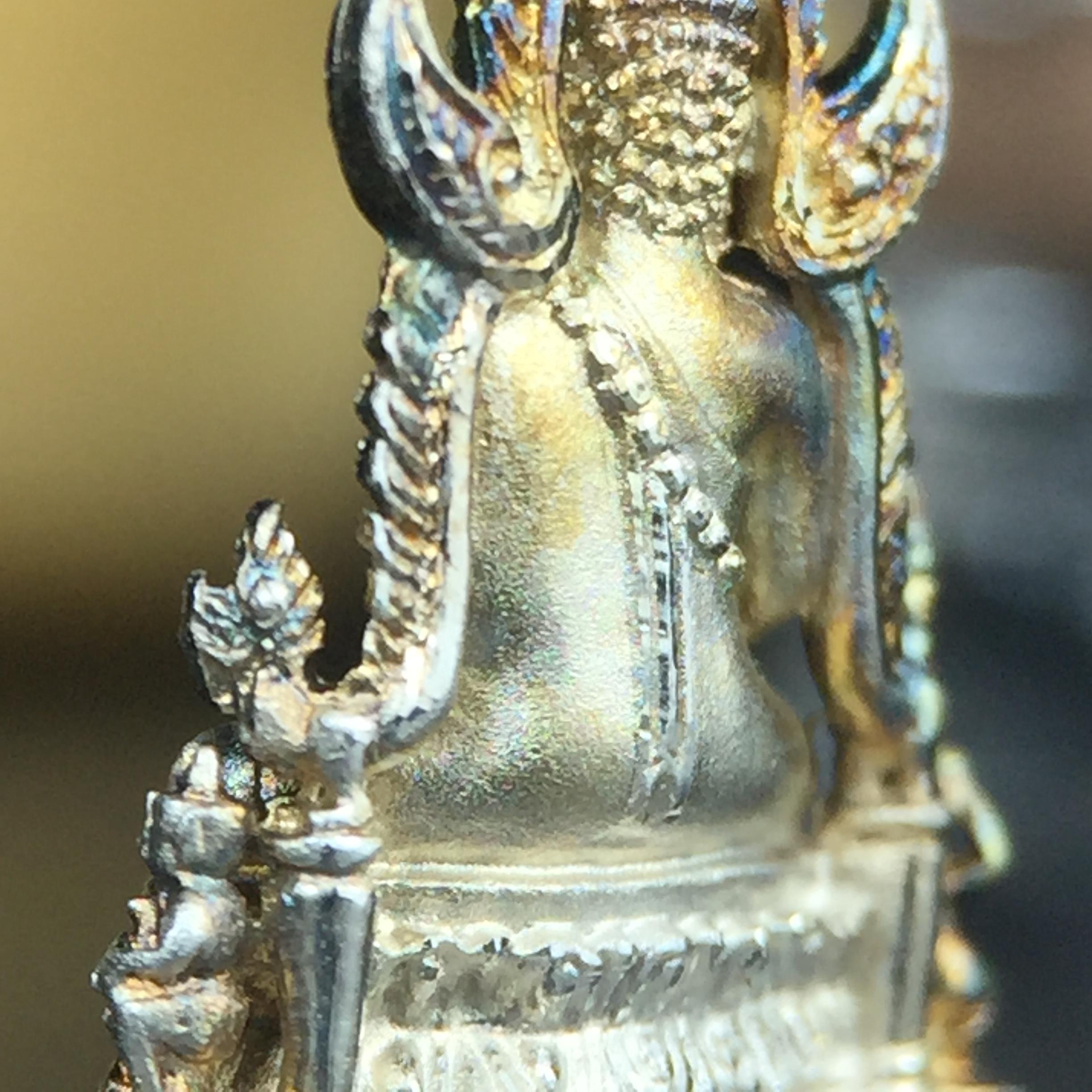 พระพุทธชินราช(จำลอง) ภปร. 84 พรรษา เนื้อเงินชุบทองคำขาว พิมพ์เล็กขนาดหน้าตัก 1/4 นิ้ว (สภาพผิวเดิมสวย ขึ้นสีรุ้งธรรมชาติ แบบนิยม)(พระราชทานมวลสาร จิตรลดาและเส้นพระเจ้า(เส้นผม))พุทธศิลป์ทรงคุณค่าอีกหนึ่งรุ่นยอดนิยม