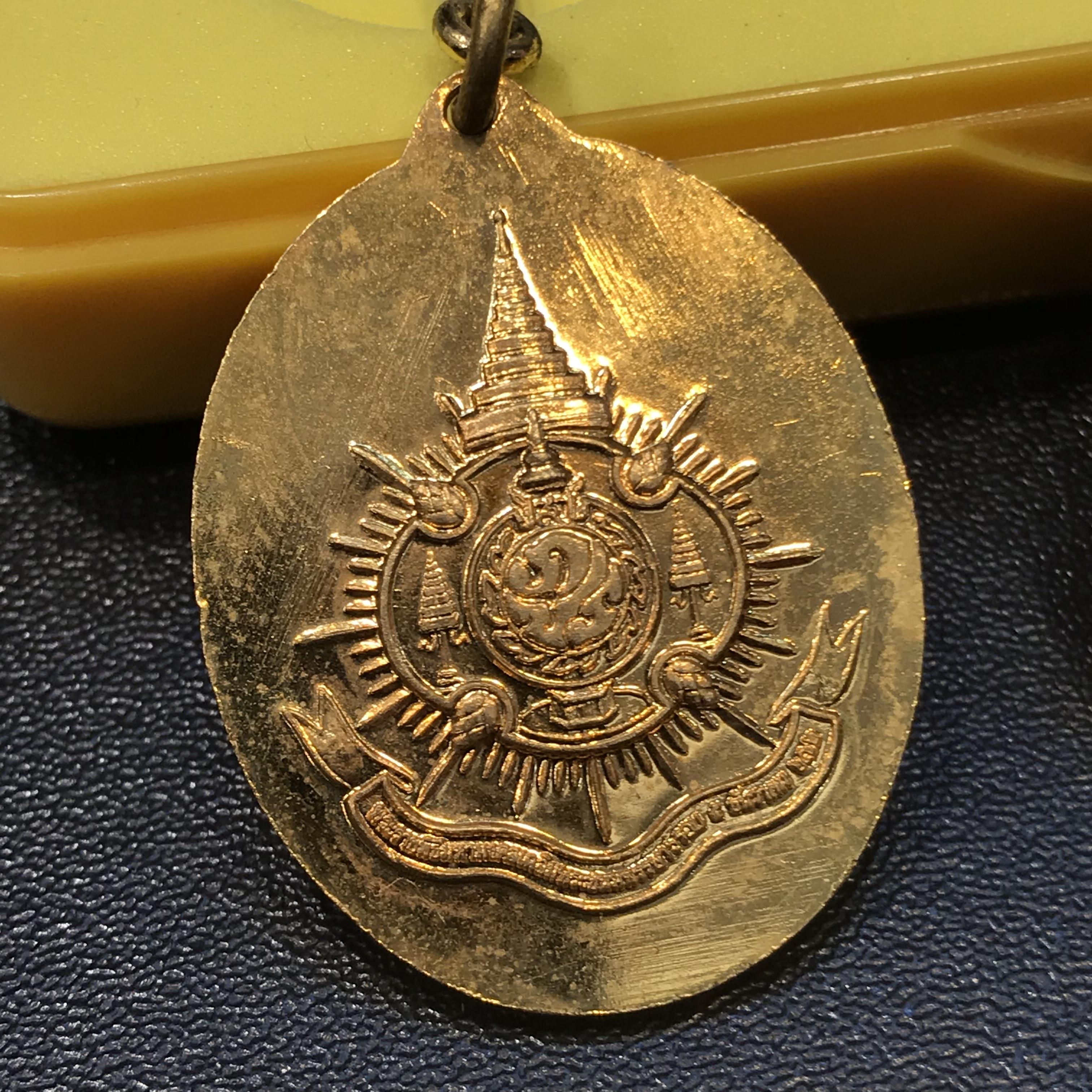 เหรียญในหลวงทรงกล้อง สำนักนายกรัฐมนตรีจัดสร้าง ครบชุด 3 เหรียญ พร้อมเข็มที่ระลึก พ.ศ.2542 กล่องเดิม