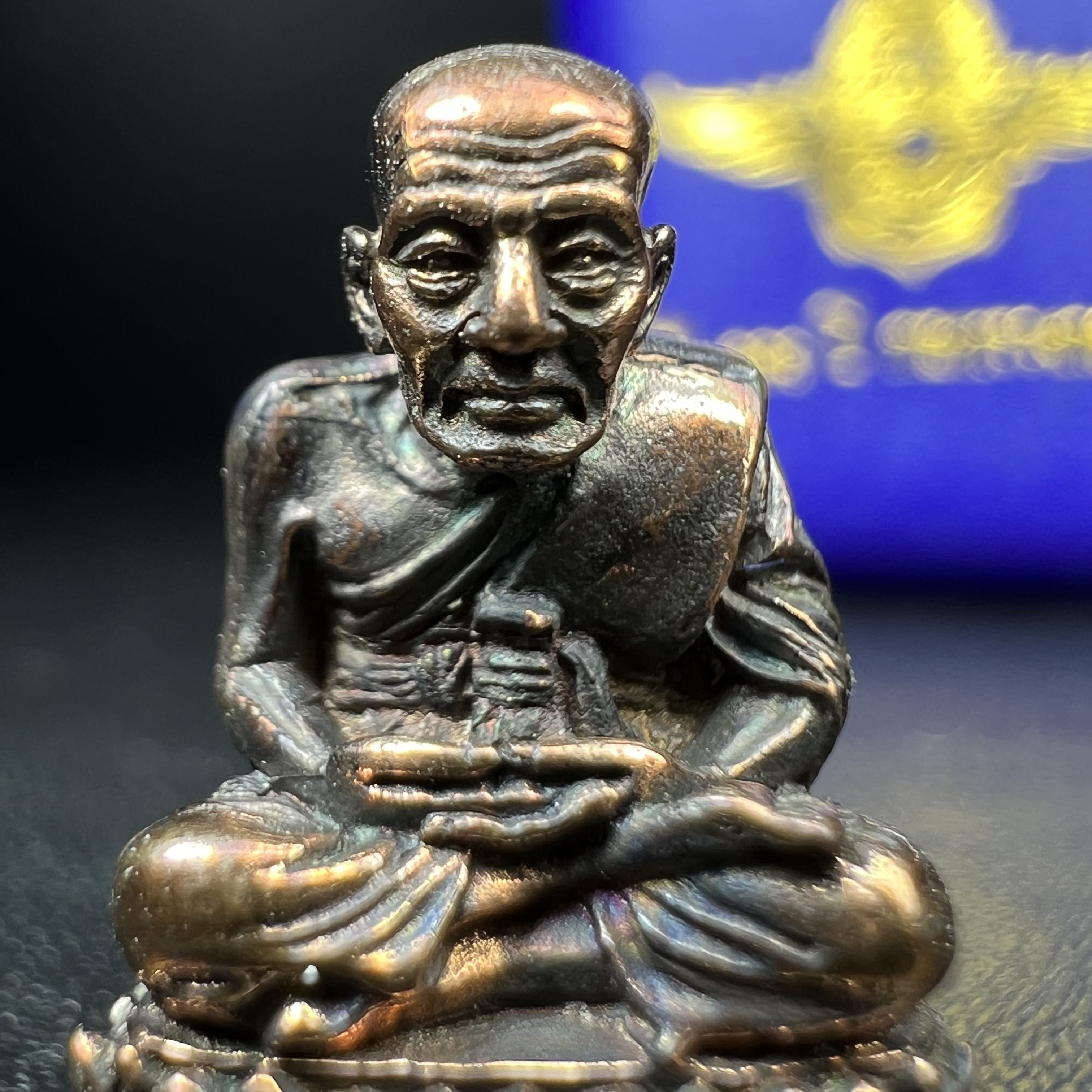 รูปเหมือนหล่อลอยองค์หลวงปู่ทวด รุ่น 111ปี กระทรวงกลาโหม เนื้อนวโลหะรมดำ-ปัดเงา ปี2540 พิธีใหญ่ เข้มขลัง นิยม พร้อมกล่องบรรจุเดิม(คัดสภาพสวยผิวเทพๆผิวรุ้งๆ)ทั้งพิธีทั้งพุทธศิลป์ทรงคุณค่าอีกหนึ่งรุ่นยอดนิยม