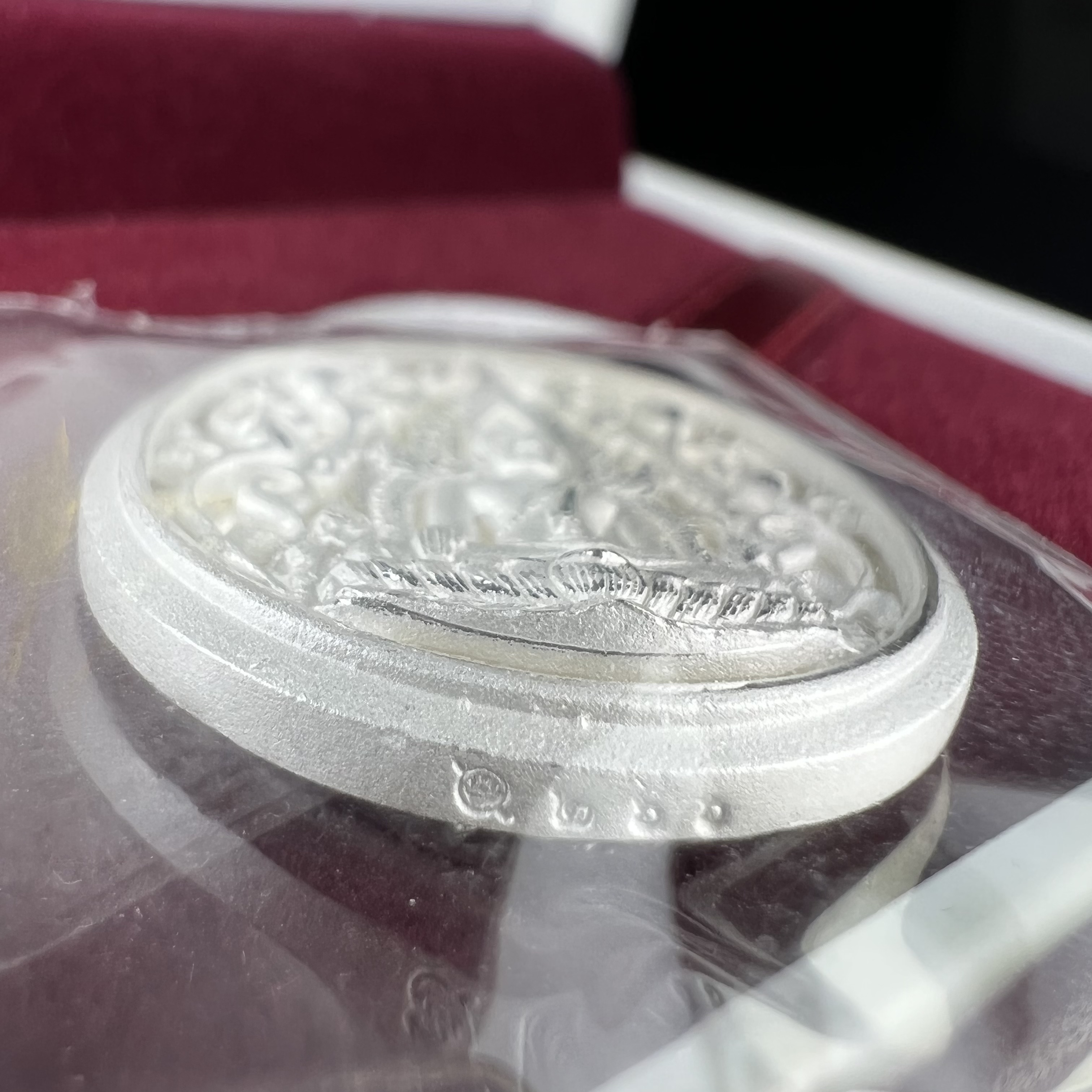 พระพุทธชินราช รุ่น ประวัติศาสตร์ มูลนิธิเพื่อตำรวจไทยจัดสร้าง ปี 2562 เนื้อเงินขัดเงา พิมพ์เหรียญรูปไข่ฉลุลายไทย พิมพ์ใหญ่ พระพุทธชินราช แบบจิวเวอร์รี่ (ขนาดสูง 2.9 ซม.) (สภาพ สวย ซีนซองเดิม กล่องบรรจุเดิมครบสมบูรณ์)