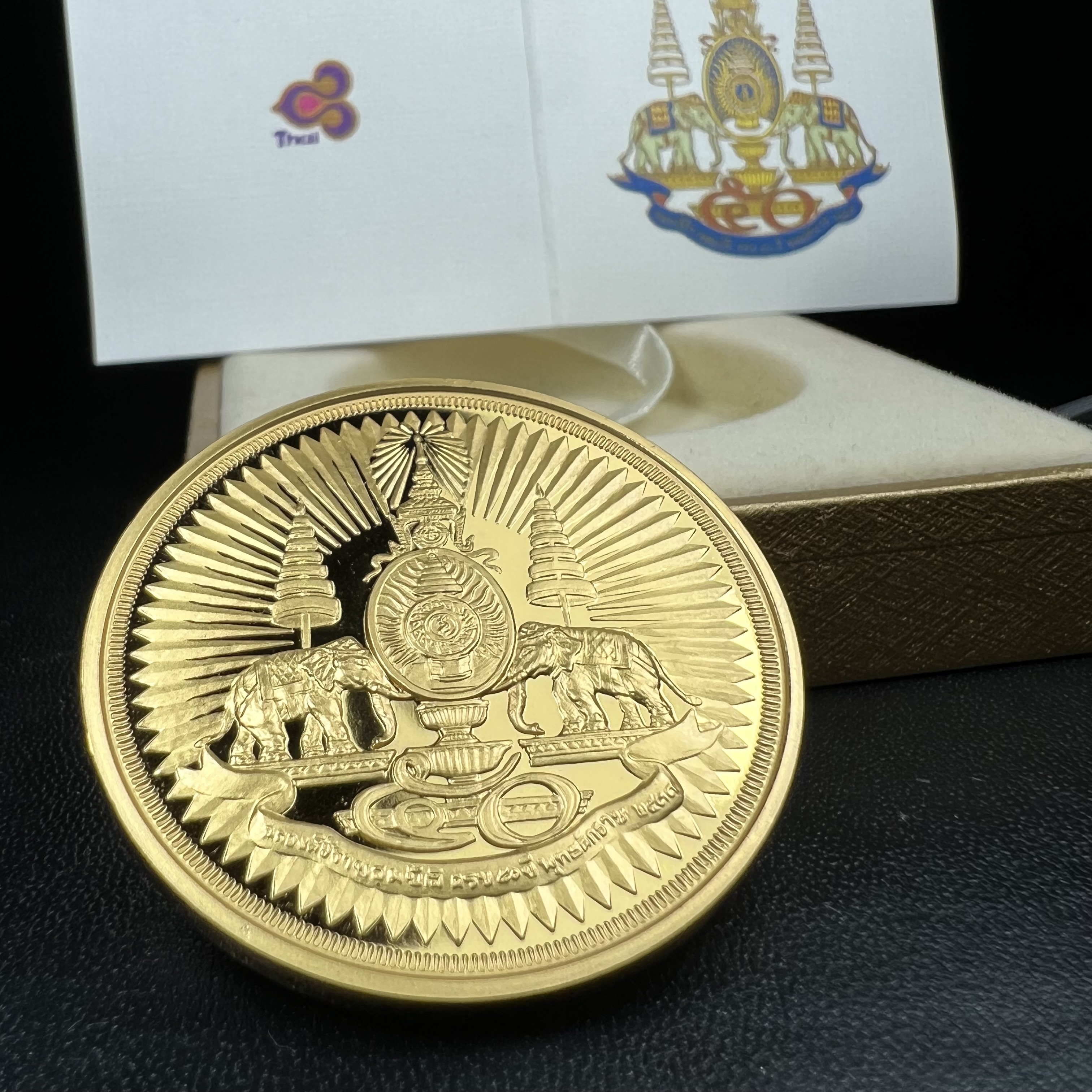 เหรียญตราสัญลักษณ์พระราชพิธีกาญจนาภิเษก สองหน้า เนื้อทองชุบ ขนาด 4 ซม.(เป็นขนาดที่พบเจอน้อยหายากสุดในรุ่น) ที่ระลึกเนื่องในพระราชพิธีฉลองสิริราชสมบัติครบ 50 ปีพ.ศ.2539 จัดสร้างโดยบริษัทการบินไทย (สภาพสวยดุจทองคำพร้อมใบรับรองเดิมกล่องบรรจุครบสมบูรณ์)หายาก