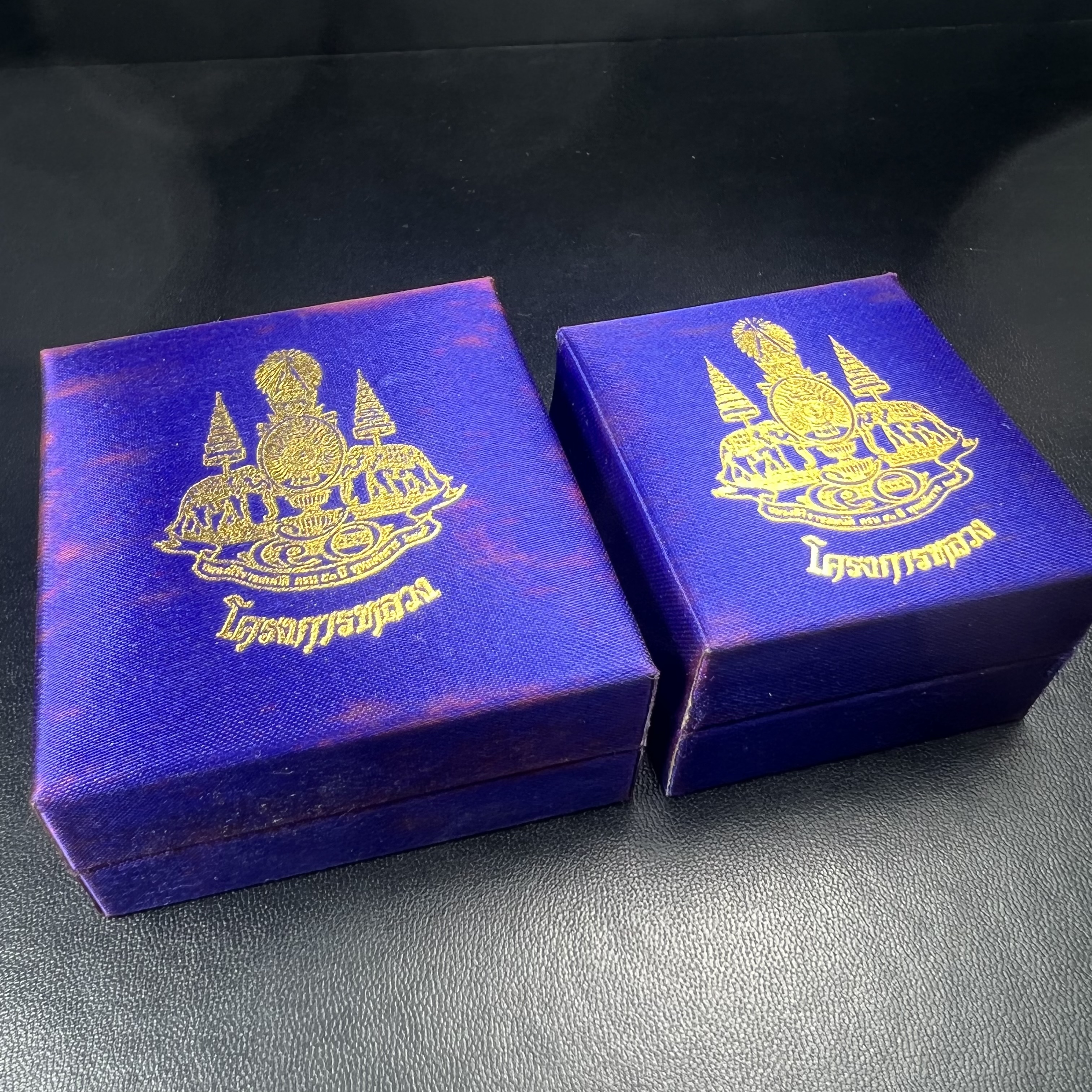 พระพุทธนวราชบพิตร พระพิมพ์จิตรลดา โครงการหลวง ปี2539 (พิมพ์ใหญ่+พิมพ์เล็ก) เนื้อเงินผิวเดิมขึ้นสีรุ่ง สวย แบบนิยมพร้อมกล่องบรรจุเดิม พิธีใหญ่ ปลุกเสกวัดพระแก้ว(1ชุด 2 องค์)