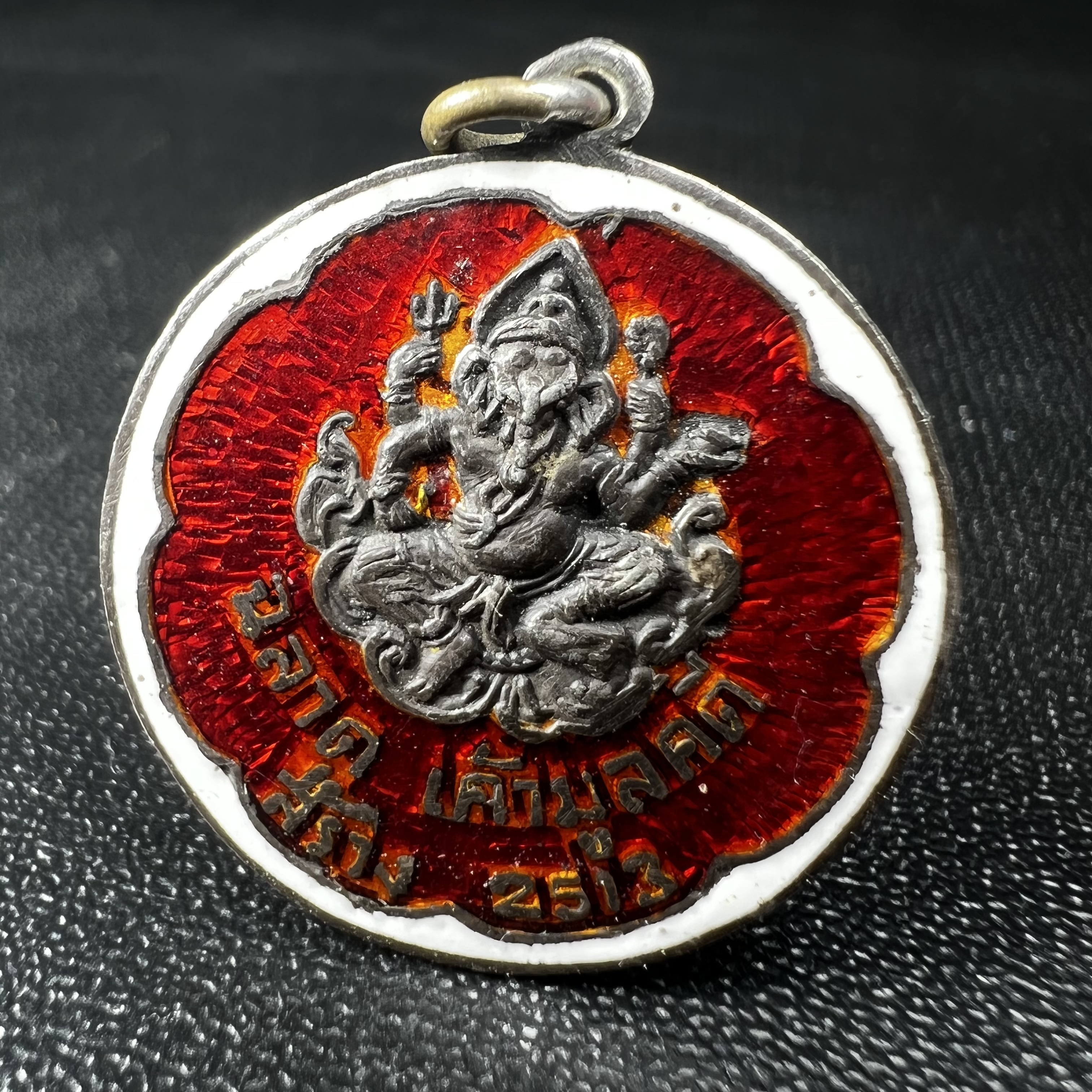 เหรียญพระพิฆเนศวร ปี 2513 จัดสร้างโดย "ท่านอาจารย์ ฉลาด เค้ามูลคดี" เนื้อเงินลงยา(สภาพสวยเดิม ผิวเงินเดิม ผิวลงยาติดเต็มไม่มีกระเทาะ)พิธีใหญ่เป็นเหรียญที่อยู่ในความนิยมสะสมของกลุ่มดารา ศิลปิน หายาก