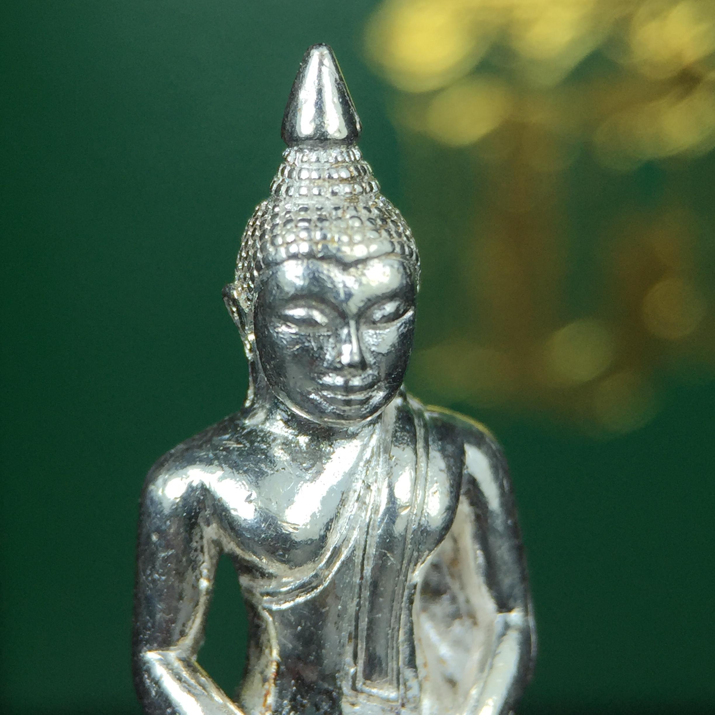 พระพุทธโสธร รุ่น กศก. 120 ปี เนื่องในโอกาสครบ 120 ปี กรมศุลกากร กระทรวงการคลัง จัดสร้าง ปี 2537 เนื้อเงินบริสุทธิ์ 99.9% ผิวขัดเงา(งานบริษัท แพรนด้า จิวเวลรี่)สวยงดงาม ทรงคุณค่า