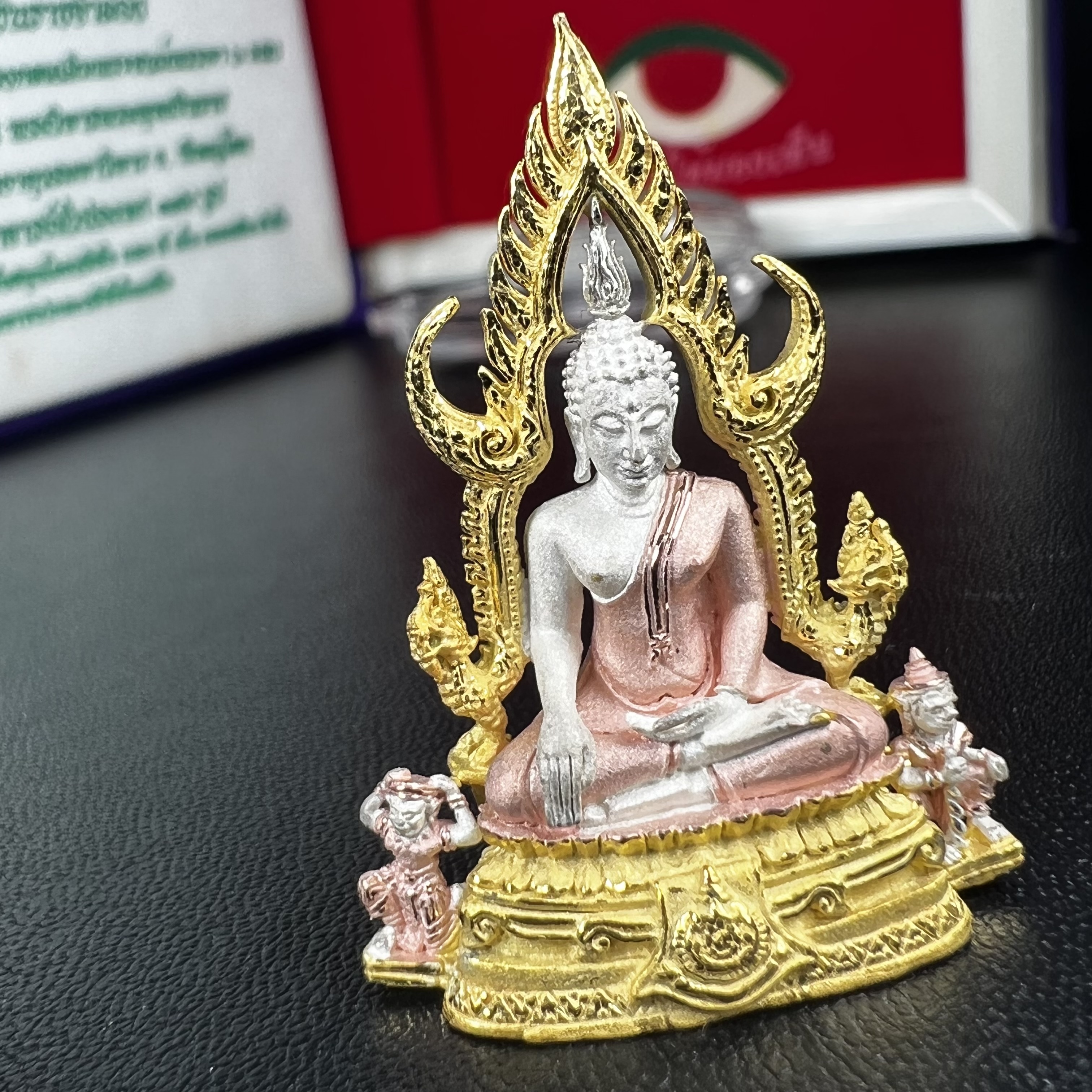 พระพุทธชินราช ภปร. ในวโรกาสพระราชพิธีมหามงคล เฉลิมพระชนมายุ6รอบ 5ธันวาคม2542 มูลนิธิพิทักษ์ดวงตาประชาชน จัดสร้าง เนื้อเงินแบบสามกษัตริย์ขัดเงาบางส่วน พิมพ์ใหญ่ ขนาดสูง 3.4 ซม. พร้อมกล่องบรรจุเดิม