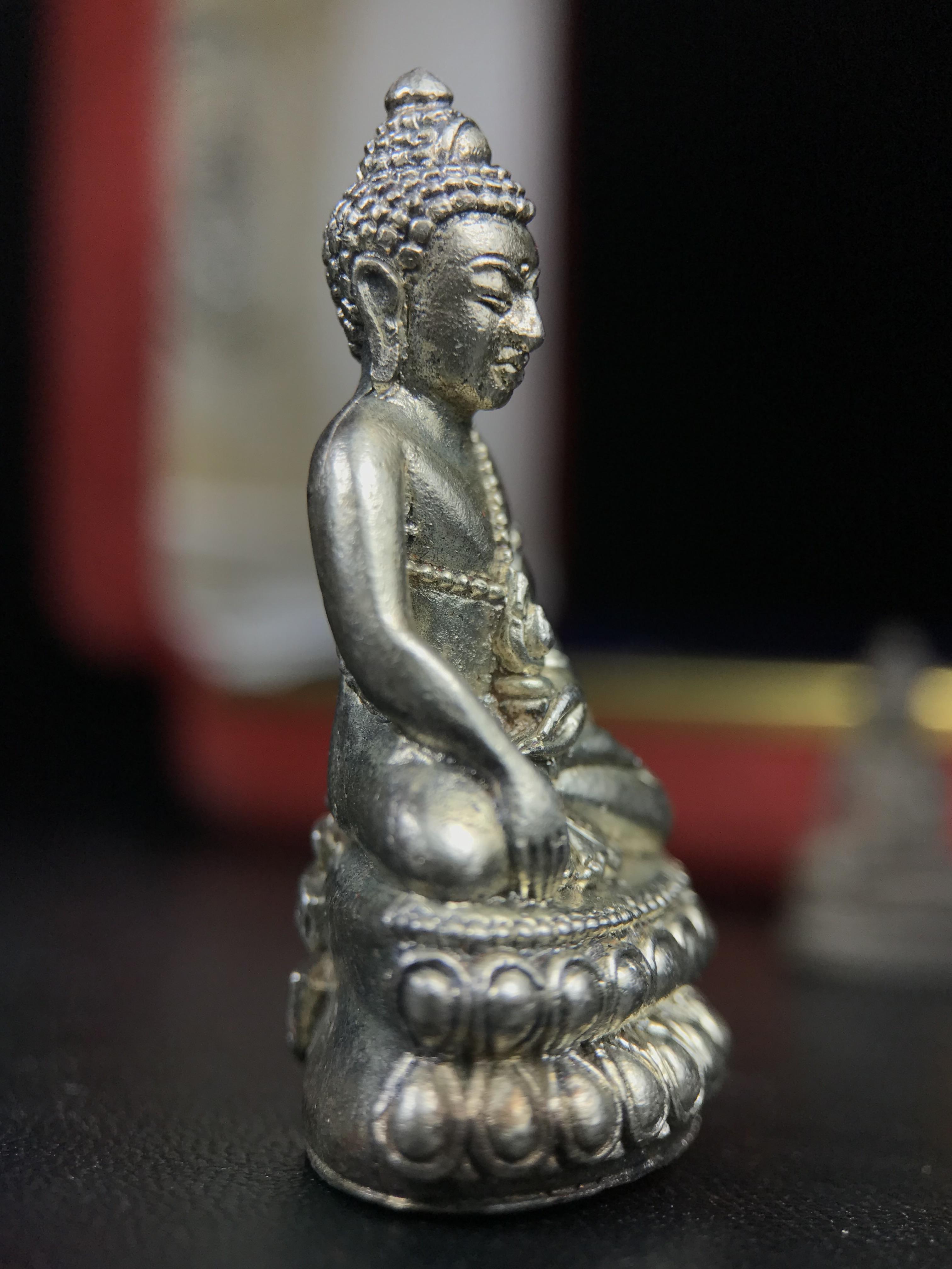 พระกริ่งฉลองพระชนมายุครบ 7 รอบ 84 พรรษา สมเด็จพระสังฆราช(วาสน์) วัดราชบพิธ พ.ศ.2525 เนื้อเงิน ผิวเดิมขึ้นน้ำทองสภาพสวยมาก ในกล่องชุดพิเศษกรรมการ พร้อมพระชัยวัฒน์ เนื้อนวโลหะ ครบชุดสมบูรณ์(งานแกะแม่พิมพ์โดย นายช่างเกษม มงคลเจริญ)(หายาก)