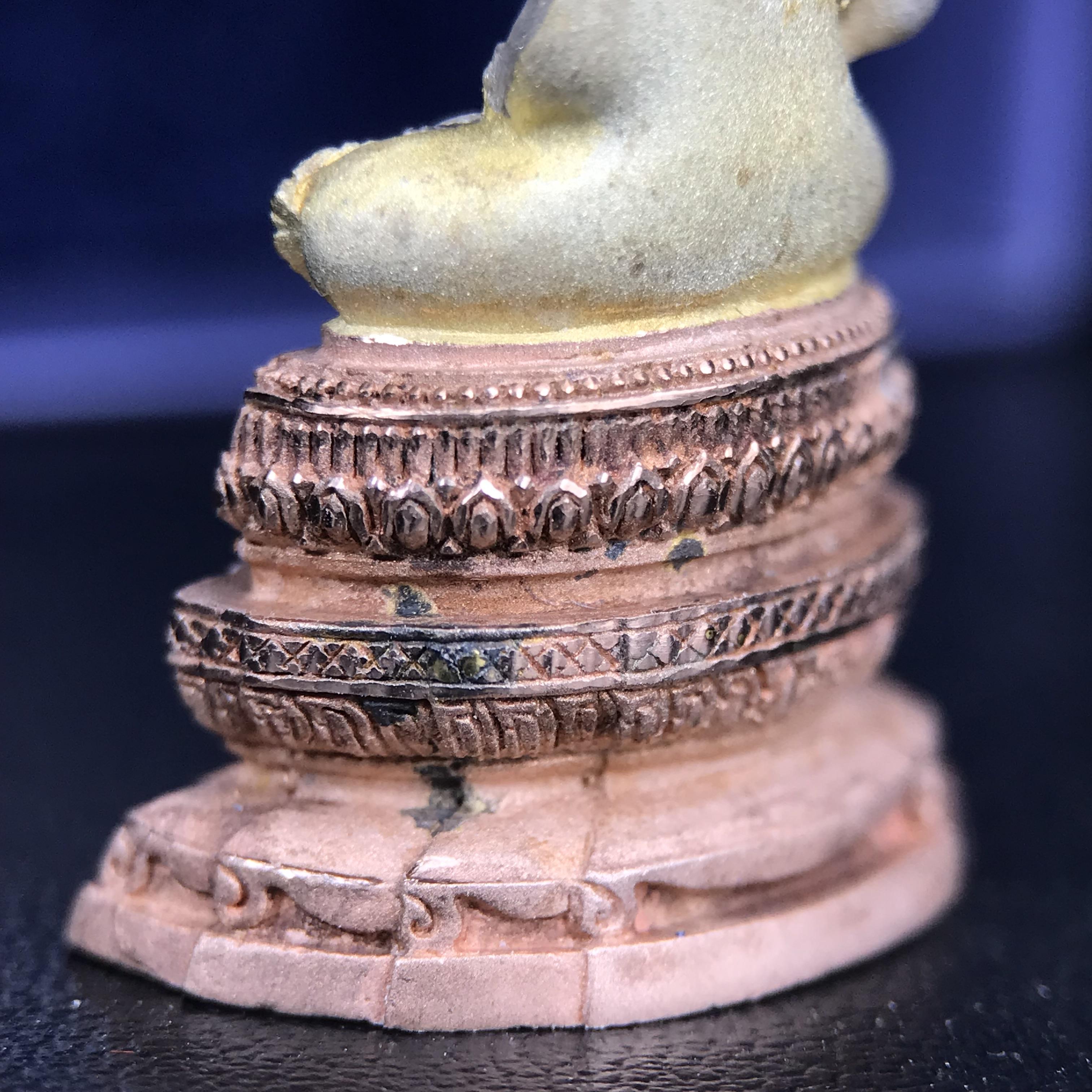 พระแก้วมรกต ภปร. ปี 2547 จัดสร้างโดยโรงพยาบาลภูมิพลอดุลยเดช เนื้อเงิน(3 กษัตริย์) ลอยองค์ หน้าตัก 1/2 นิ้ว สูง 3.7 ซม.พิธีมหามังคาภิเษก ณ พระอุโบสถวัดพระศรีรัตนศาสดาราม(วัดพระแก้ว) งดงามทรงคุณค่าอีกหนึ่งรุ่นยอดนิยม หายาก(องค์หมายเลข ๒๑๒๒)