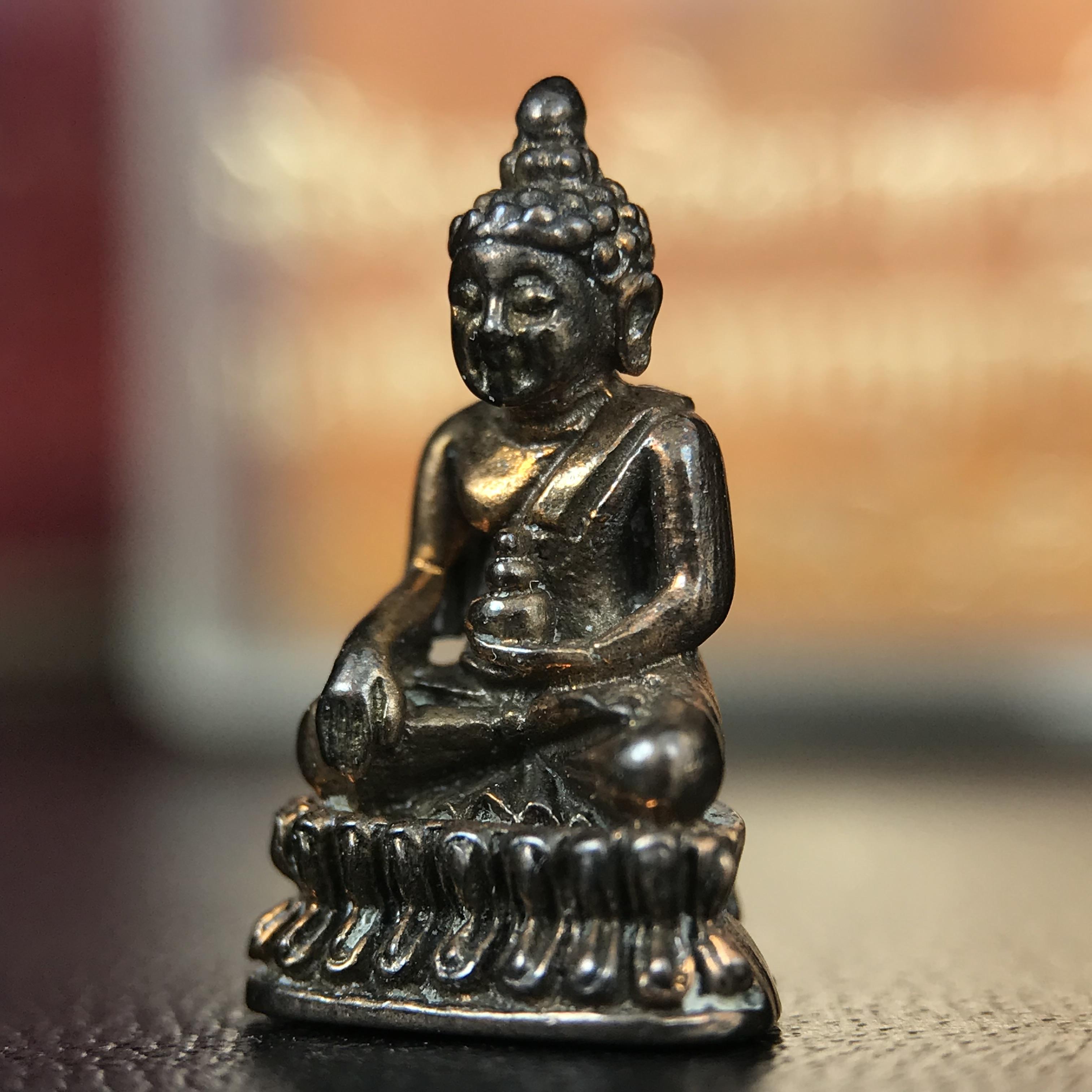 พระกริ่งนเรศวรพระองค์ดำ + พระชัยวัฒน์พระองค์ดำ อนุสรณ์ 100 ปี พิษณุโลกพิทยาคม (โรงเรียนชาย) พิธีจักรพรรดิมหาพุทธาภิเษก ปี 2542 เนื้อนวโลหะ(เต็มสูตรแก่ทองคำ) พิธีใหญ่มวลสารดีเกจิอาจารย์ยอดนิยมร่วมปลุกเสก*** ตอกโค้ดและหมายเลข*** 1 ใน 4999 องค์ ยอดนิยมหายาก