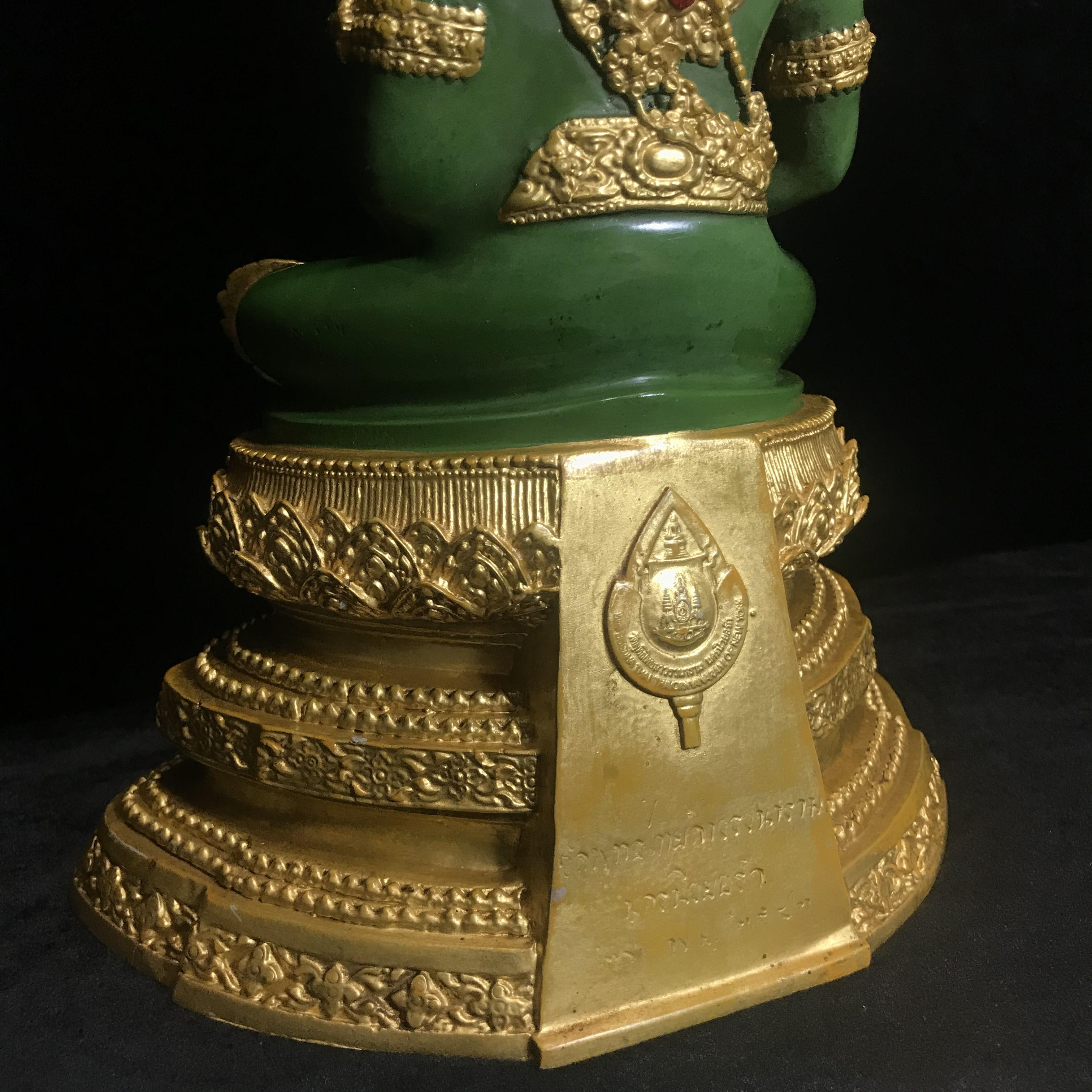 พระพุทธมหามณีรัตนปฏิมากร (จำลอง)พระแก้วมรกต วัดพุทธไทยถาวรวนาราม นครนิวยอร์ก ตรา ภปร. 6รอบ 72พรรษา ในหลวงรัชกาลที่9 ปี2542 ขนาดบูชาหน้าตัก 5นิ้ว หล่อเนื้อโลหะ(ในหลวงรัชกาลที่9 เสด็จเจิมพระสุหร่าย)(1ใน999องค์)