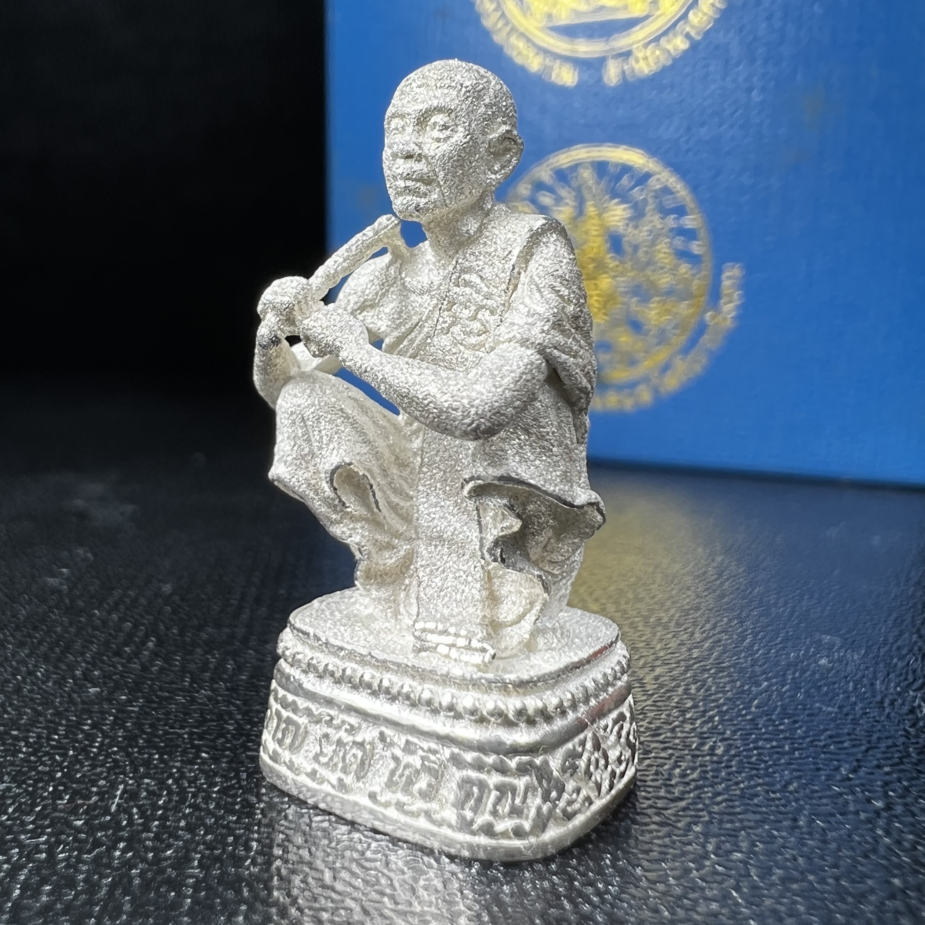 รูปหล่อหลวงพ่อคูณ รุ่นลาภ ยศ ทวีคูณ ปี2538 เนื้อเงินพ่นทรายประกายเพชร พร้อมกล่องบรรจุเดิมครบ(สภาพสวยเดิม นิยม)