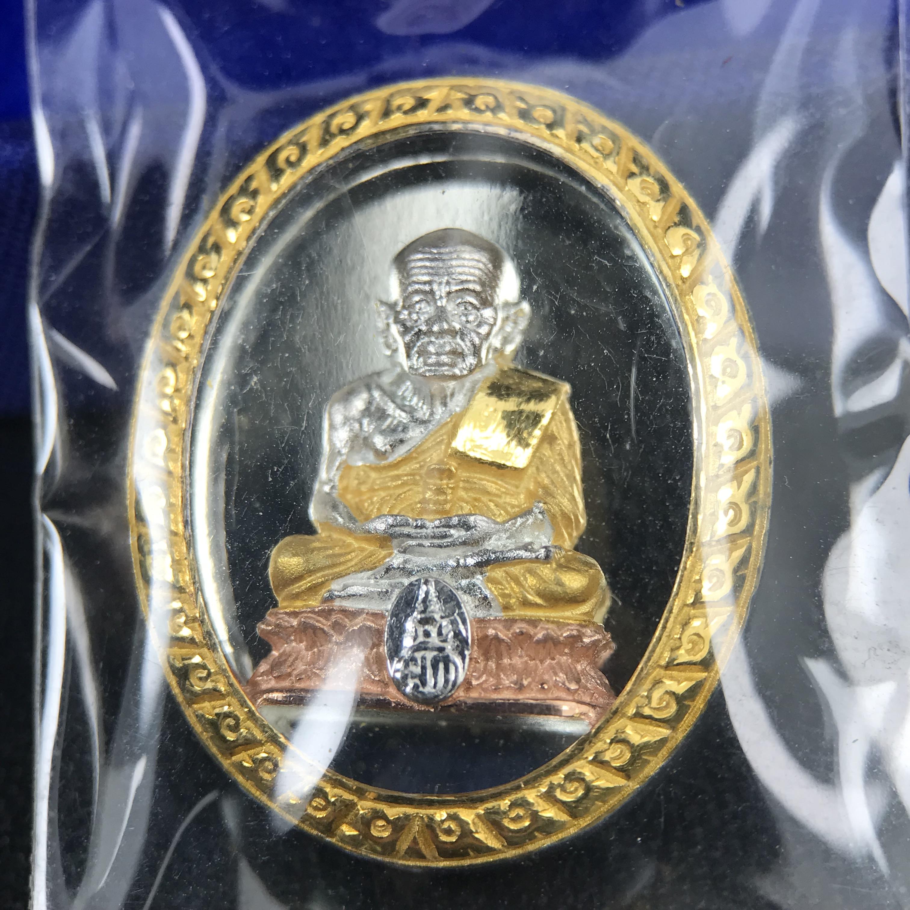 สมเด็จหลวงปู่ทวด วัดช้างให้ รุ่น เฉลิมพระเกียรติ ตราสัญลักษณ์ มวก. พิมพ์รูปไข่เนื้อเงิน-สามกษัตริย์ ปี 2544 พิธีพุทธาภิเษกใหญ่ ณ อุโบสถวัดช้างให้และอุโบสถวัดพระศรีรัตนศาสดาราม ( วัดพระแก้ว )โดยนิมนต์เกจิชื่อดังสายใต้ทั้งหมดจำนวน 108 รูป(องค์หมายเลข 2950)