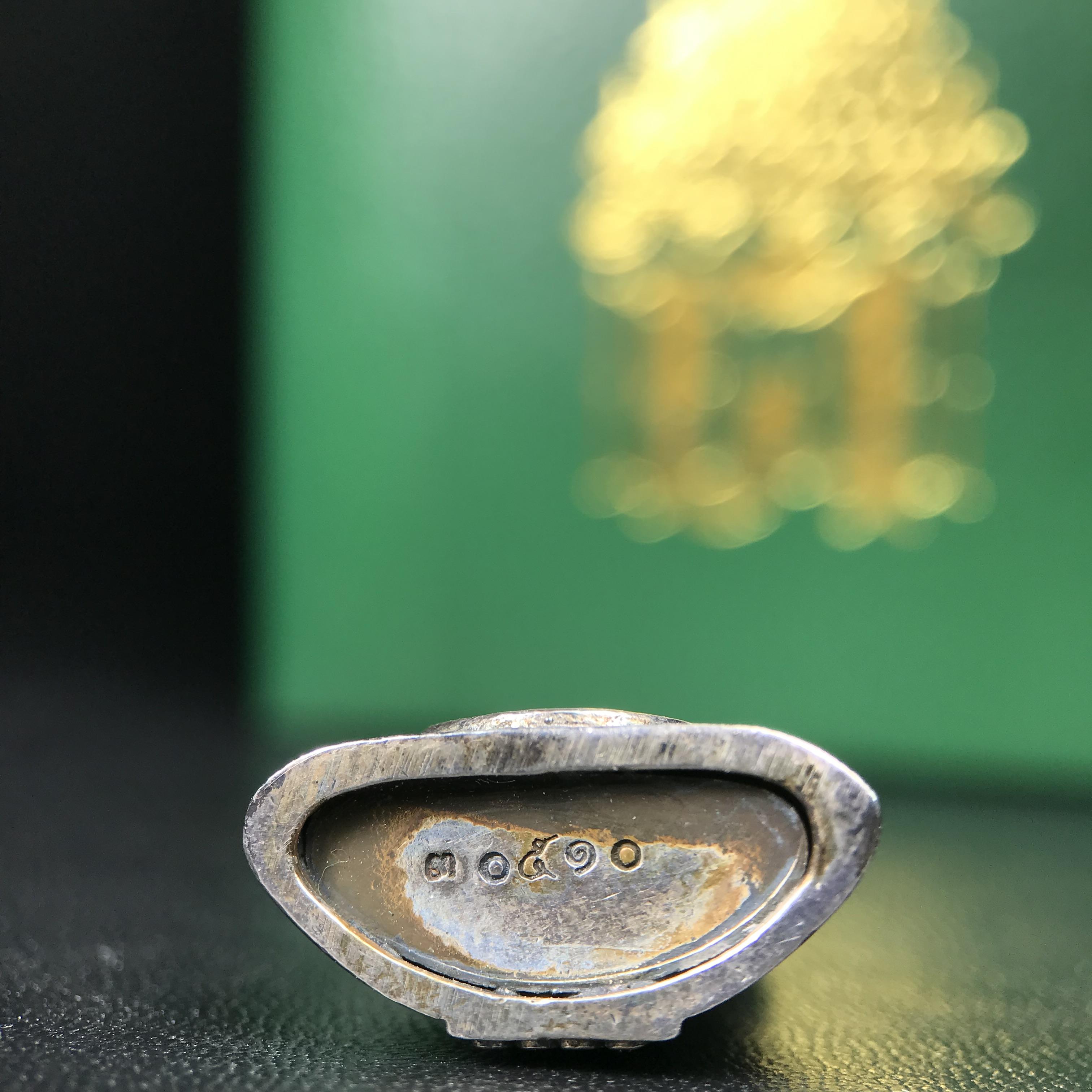 พระพุทธโสธร รุ่น กศก. 120 ปี เนื่องในโอกาสครบ 120 ปี กรมศุลกากร กระทรวงการคลัง จัดสร้าง ปี 2537 เนื้อเงินบริสุทธิ์ 99.9% ผิวขัดเงาลงดำ(เข้มขลัง)(งานบริษัท แพรนด้า จิวเวลรี่)สวยงดงาม ทรงคุณค่า