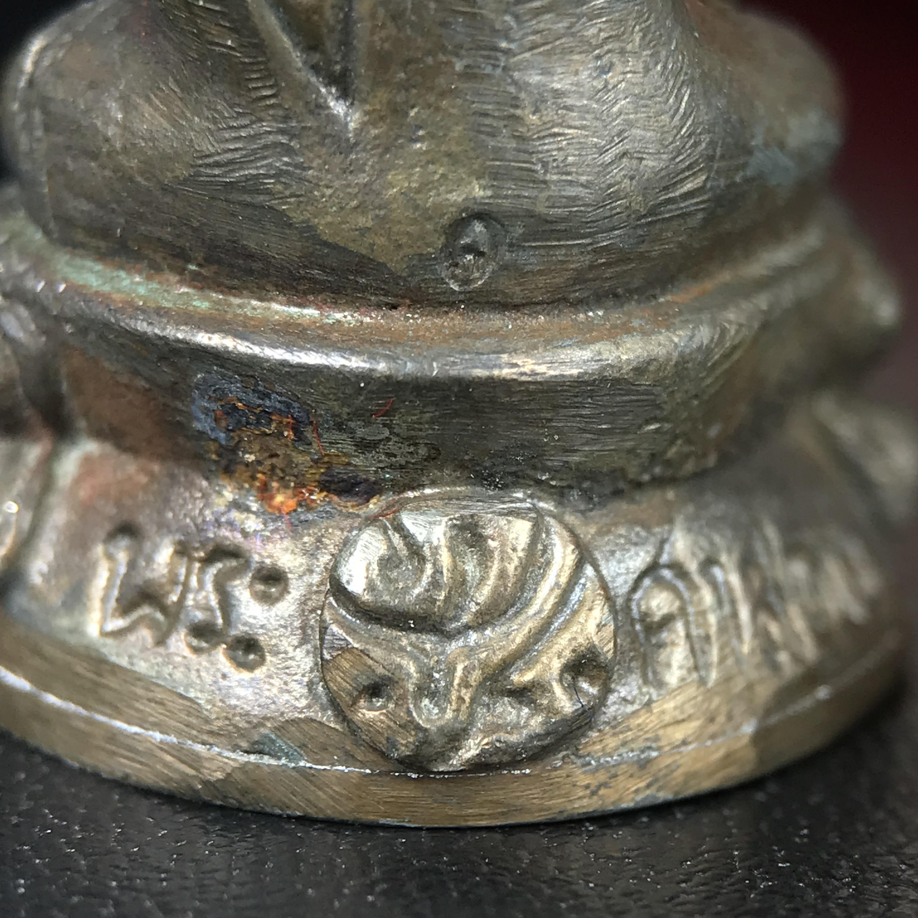 พระกริ่งศาสดา ภปร. วัดบวรนิเวศวิหาร ปี 2532 จัดสร้างในโอกาสสองทศวรรษรามาธิบดี เพื่อศูนย์การแพทย์สิริกิติ์ เนื้อนวโลหะ(ผิวเดิมสวยงาม) (พิธีใหญ่ มวลสารมงคล สวยงามเข้มขลัง)สมเด็จพระญาณสังวร สมเด็จพระสังฆราชฯเสด็จเททอง***ตอกโค๊ตหมายเลข ๑๑๑๖***