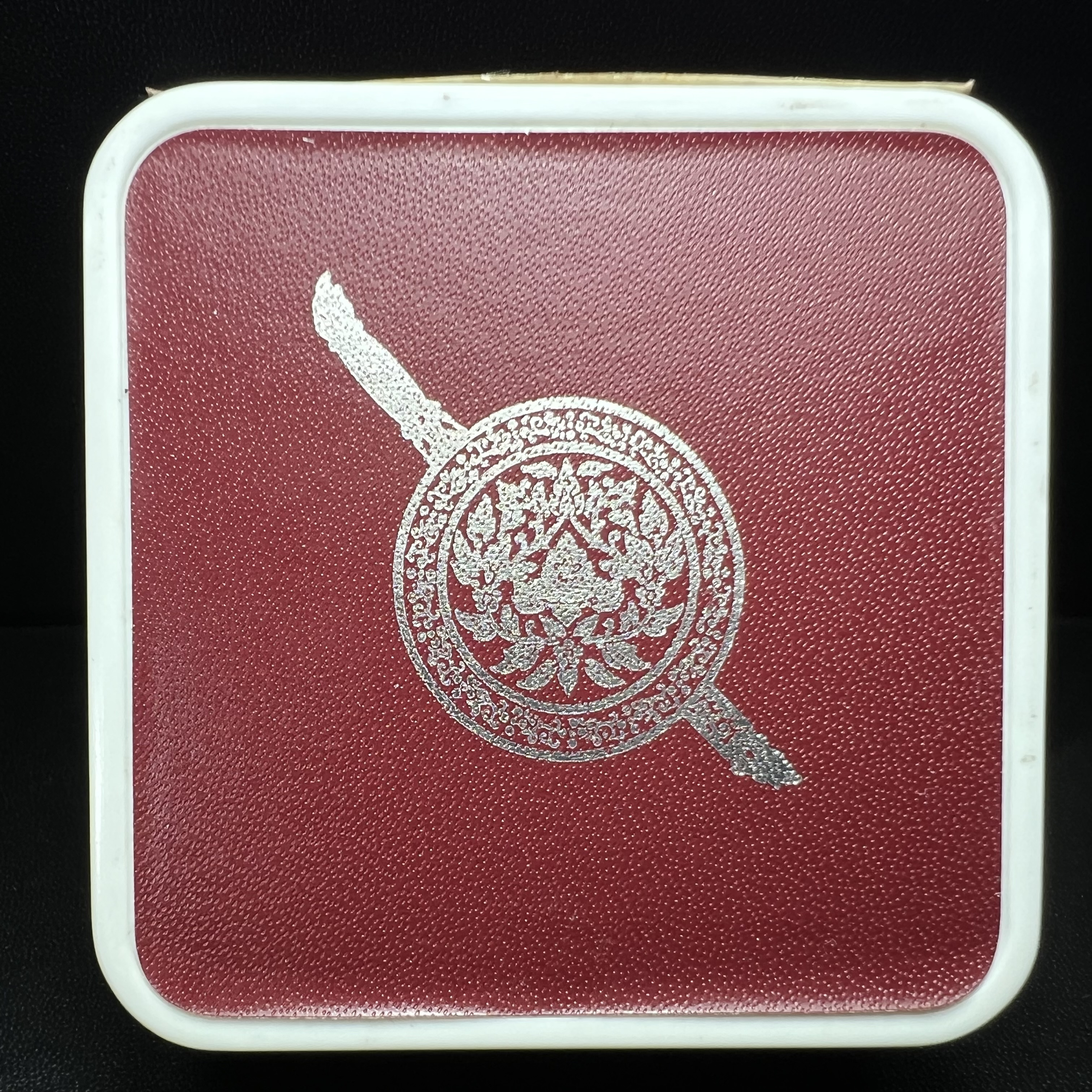 พระพุทธชินราช รุ่น ประวัติศาสตร์ มูลนิธิเพื่อตำรวจไทยจัดสร้าง ปี 2562 เนื้อเงินชุบสามกษัตริย์ขัดเงา พิมพ์เหรียญรูปไข่ฉลุลายไทย พิมพ์ใหญ่ พระพุทธชินราช แบบจิวเวอร์รี่(ขนาดสูง 2.9 ซม.)(สภาพสวยซีนซองเดิม กล่องบรรจุเดิมครบสมบูรณ์)(เลขเรียงสวย องค์หมายเลข 123)