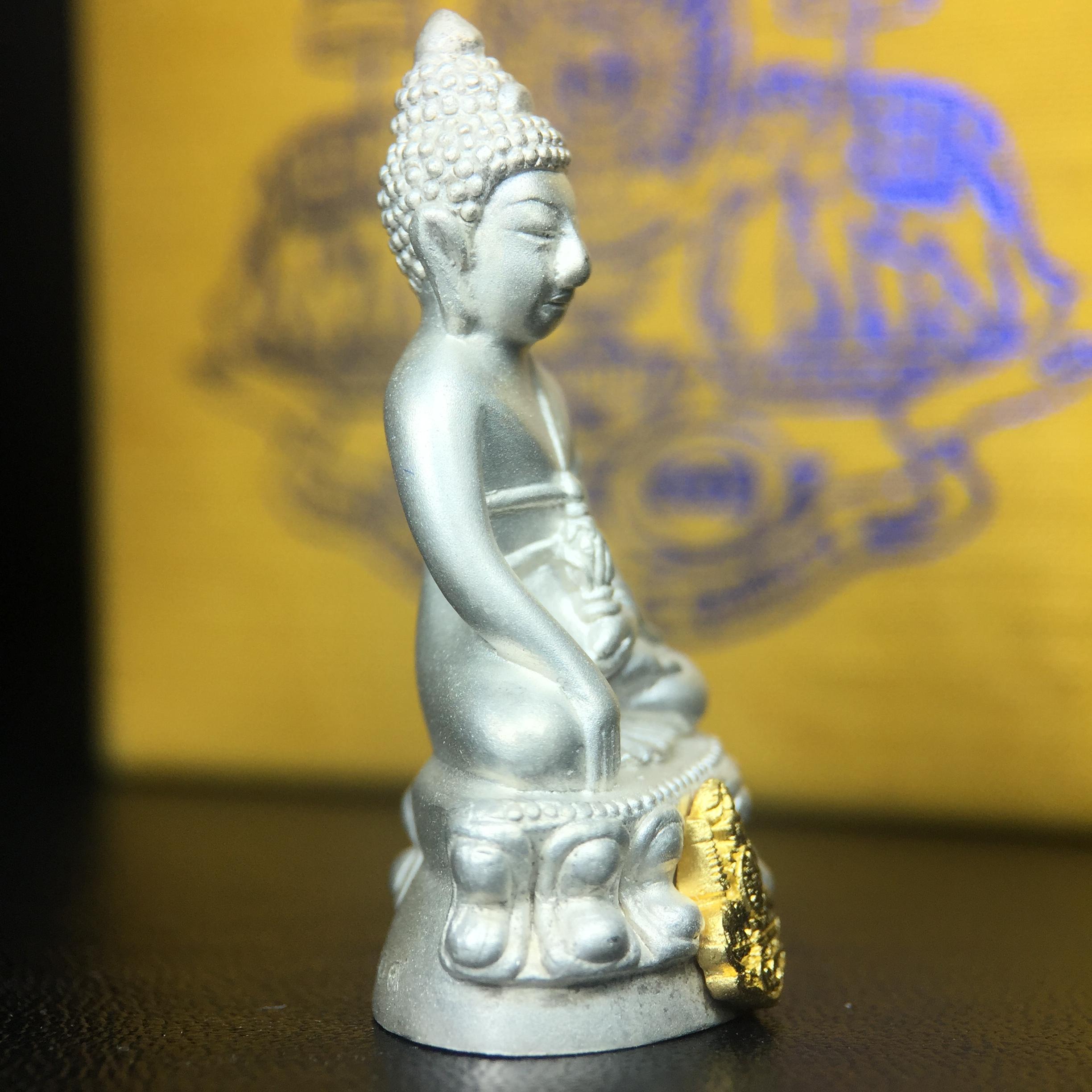 พระกริ่งสมเด็จญาณ วัดบวรนิเวศวิหาร เนื้อเงินบริสุทธิ์ 92.5% ตรากาญจนาภิเษกทองคำ(เนื้อทองคำแท้) พระราชทานแจกเมื่อ 3 ตุลาคม 2538 จัดสร้างในวโรกาส สมเด็จพระญาณสังวร สมเด็จพระสังฆราช ฉลองพระชนมายุครบ 82 พรรษา และฉลองครองราชสมบัติครบ 50 ปี รัชกาลที่ 9(หายาก)