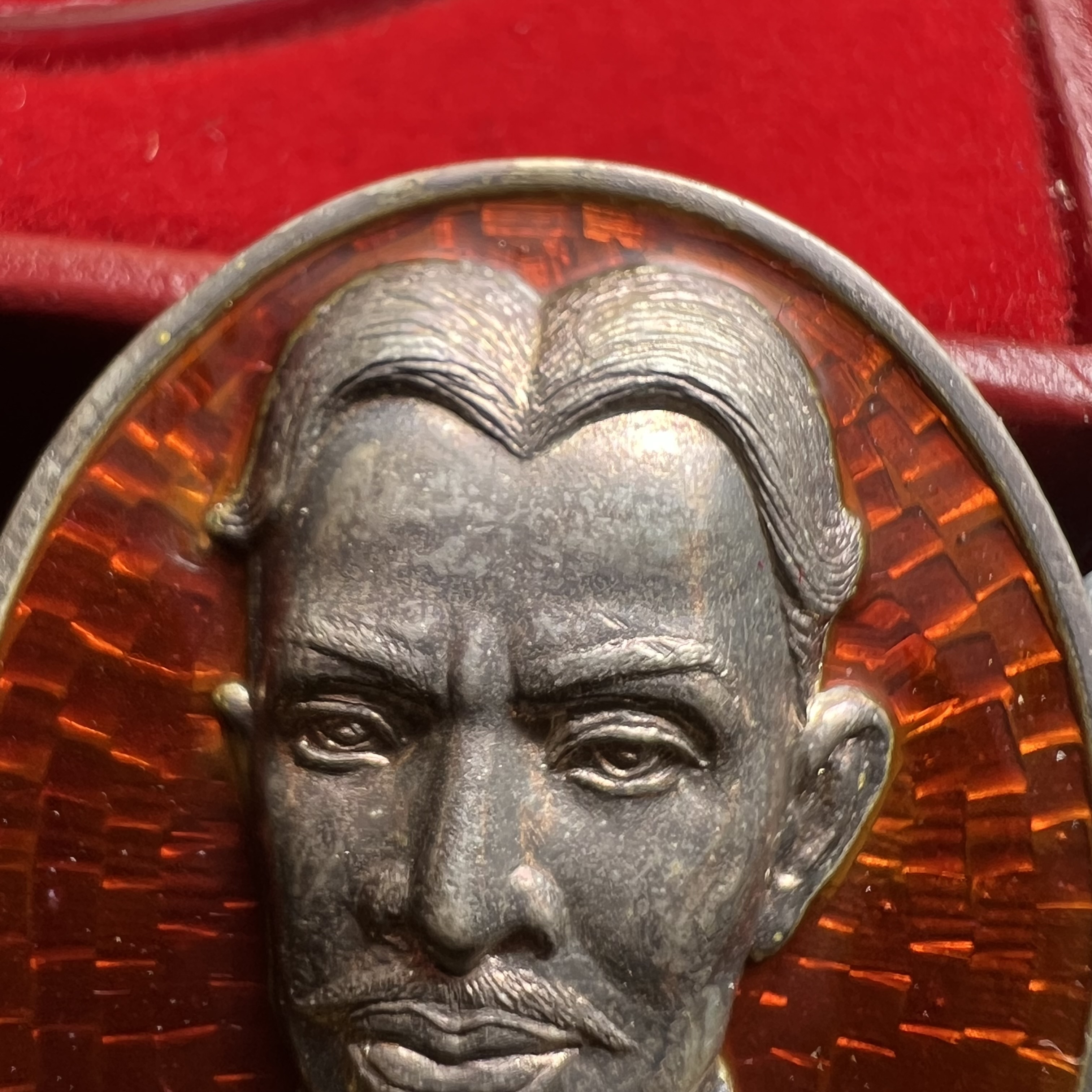 เหรียญพระบรมรูปเหมือนสมเด็จพระเจ้าตากสินมหาราช รุ่นโชคมงคล ปี 2545 เนื้อเงินลงยา พิธีเทวาภิเษก ณ อนุสาวรีย์ วัดพิชัยสงคราม ณ พระวิหารสมเด็จพระเจ้าตากสินมหาราช วัดอินทาราม ธนบุรี พิธีบวงสรวงขอบารมี ณ อนุสาวรีย์พระเจ้ากรุงธนบุรี วงเวียนใหญ่(พิธีใหญ่สภาพสวย)