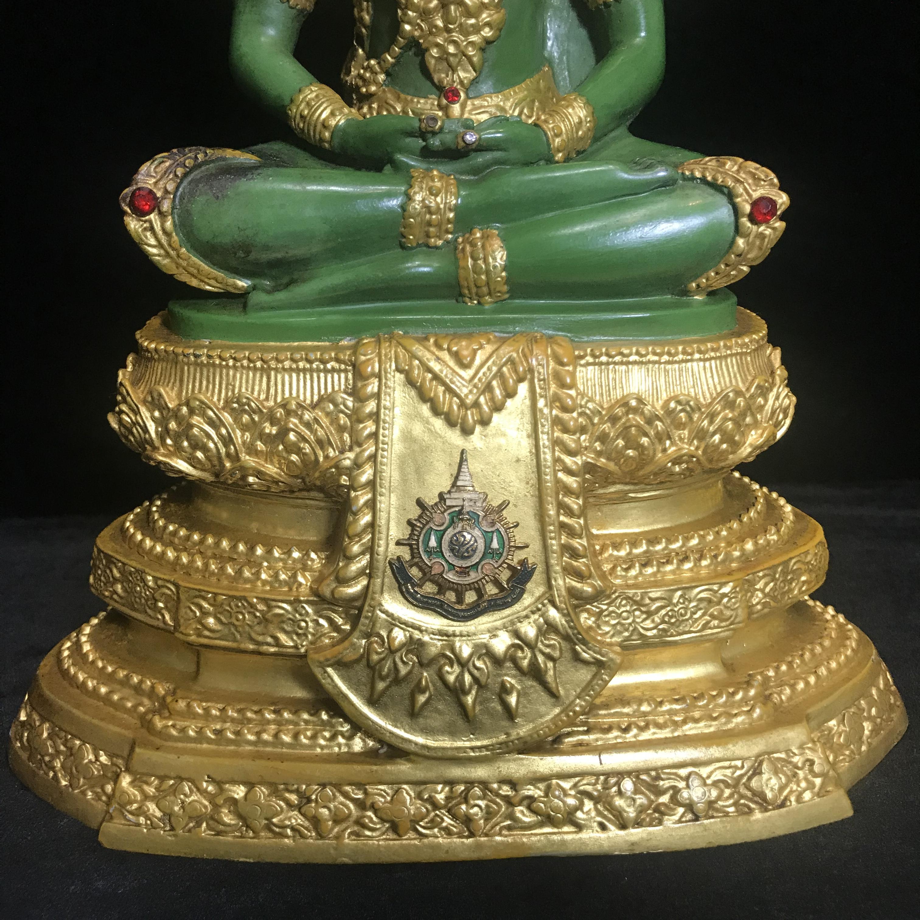 พระพุทธมหามณีรัตนปฏิมากร (จำลอง)พระแก้วมรกต วัดพุทธไทยถาวรวนาราม นครนิวยอร์ก ตรา ภปร. 6รอบ 72พรรษา ในหลวงรัชกาลที่9 ปี2542 ขนาดบูชาหน้าตัก 5นิ้ว หล่อเนื้อโลหะ(ในหลวงรัชกาลที่9 เสด็จเจิมพระสุหร่าย)(1ใน999องค์)