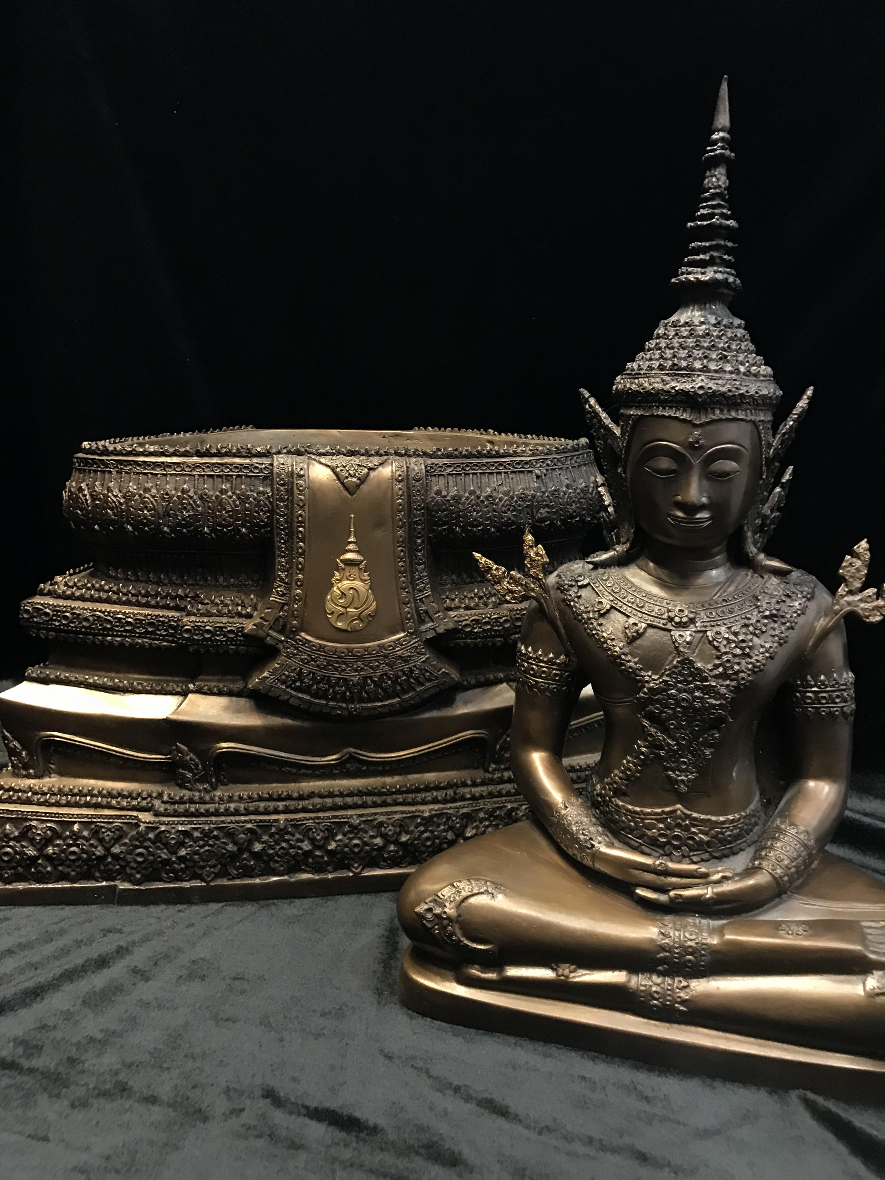 พระพุทธรูปทรงเครื่องจักรพรรดิ(พระแก้วมรกต) ภปร มหามงคลเฉลิมพระชนมพรรษา 84 พรรษา ปี2554 ขนาดหน้าตัก 9นิ้ว(หายาก1ใน500องค์)